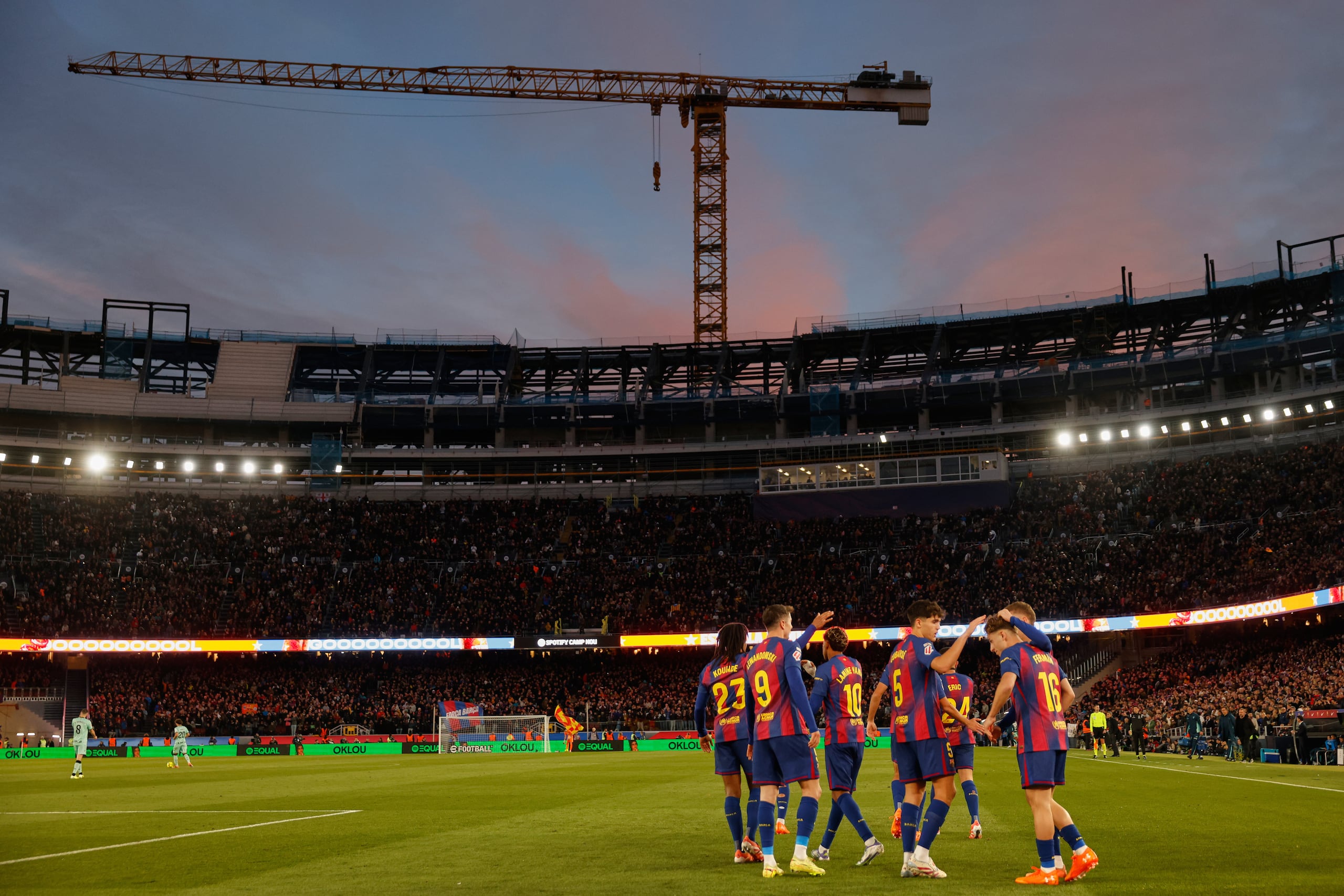 Jugadores del Barcelona celebran el gol ante el Athletic Bilbao en el renovado Camp Nou en la liga española el sábado 22 de noviembre del 2025. (AP Foto/Joan Monfort)