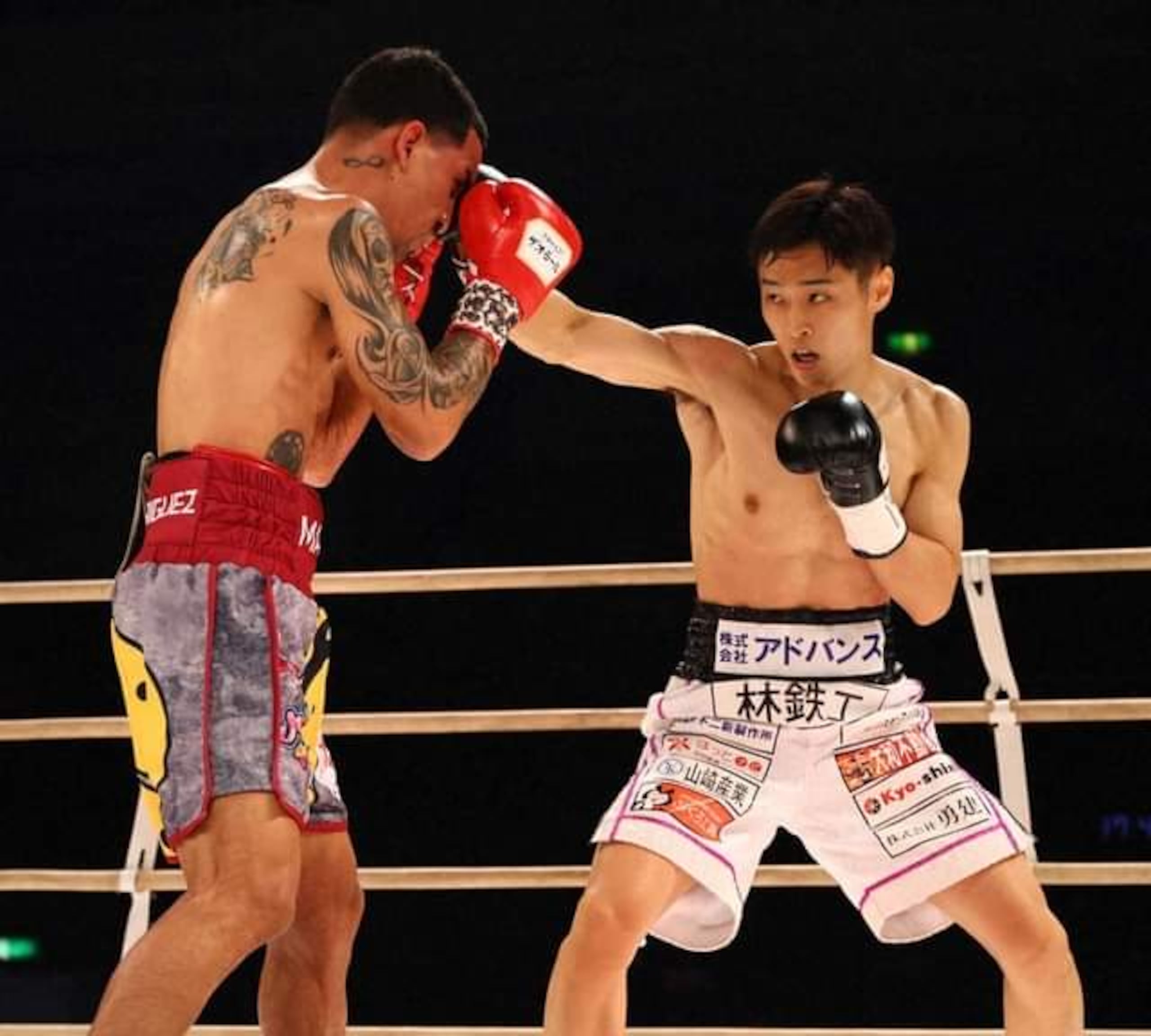 Manny Rodríguez (izquierda) perdió por decisión unánime ante Ryosuke Nishida.