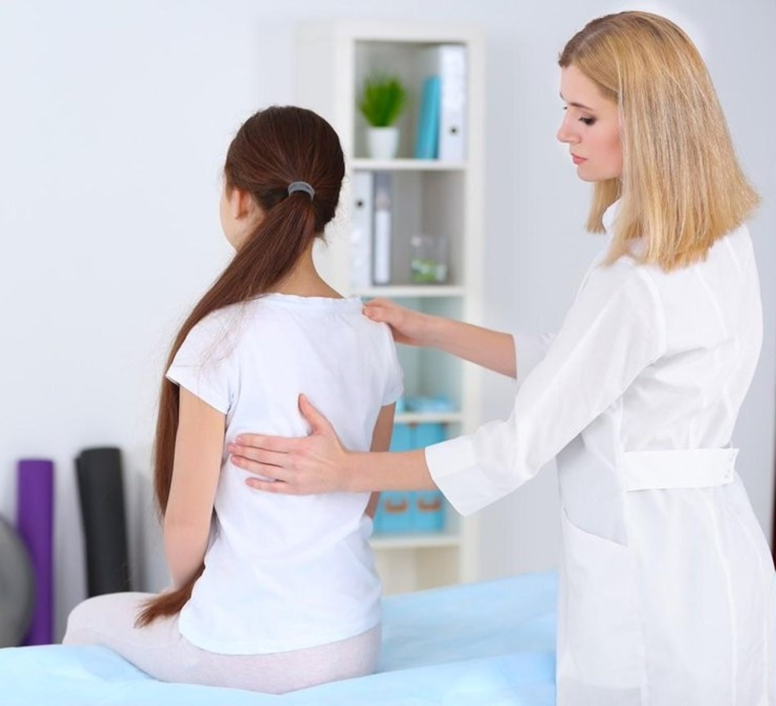 Debido a sus implicaciones, es crucial diagnosticar la escoliosis en una etapa temprana y brindar el tratamiento necesario para evitar complicaciones severas en la adultez.