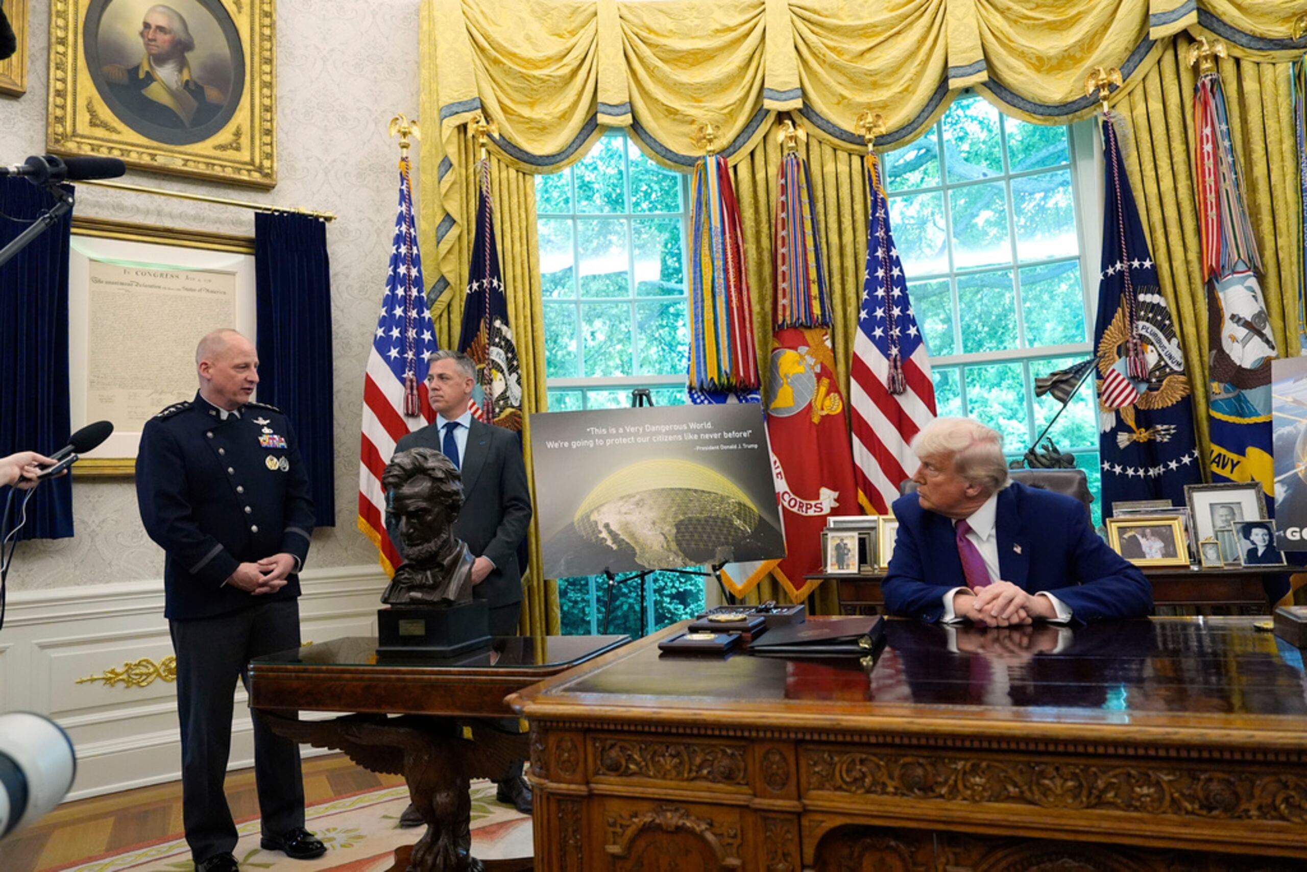 El presidente Donald Trump y el representante Jim Banks, R-Ind., escuchan mientras el vicejefe de operaciones espaciales de la Fuerza Espacial, el general Michael Guetlein, habla en la Oficina Oval de la Casa Blanca, el martes.