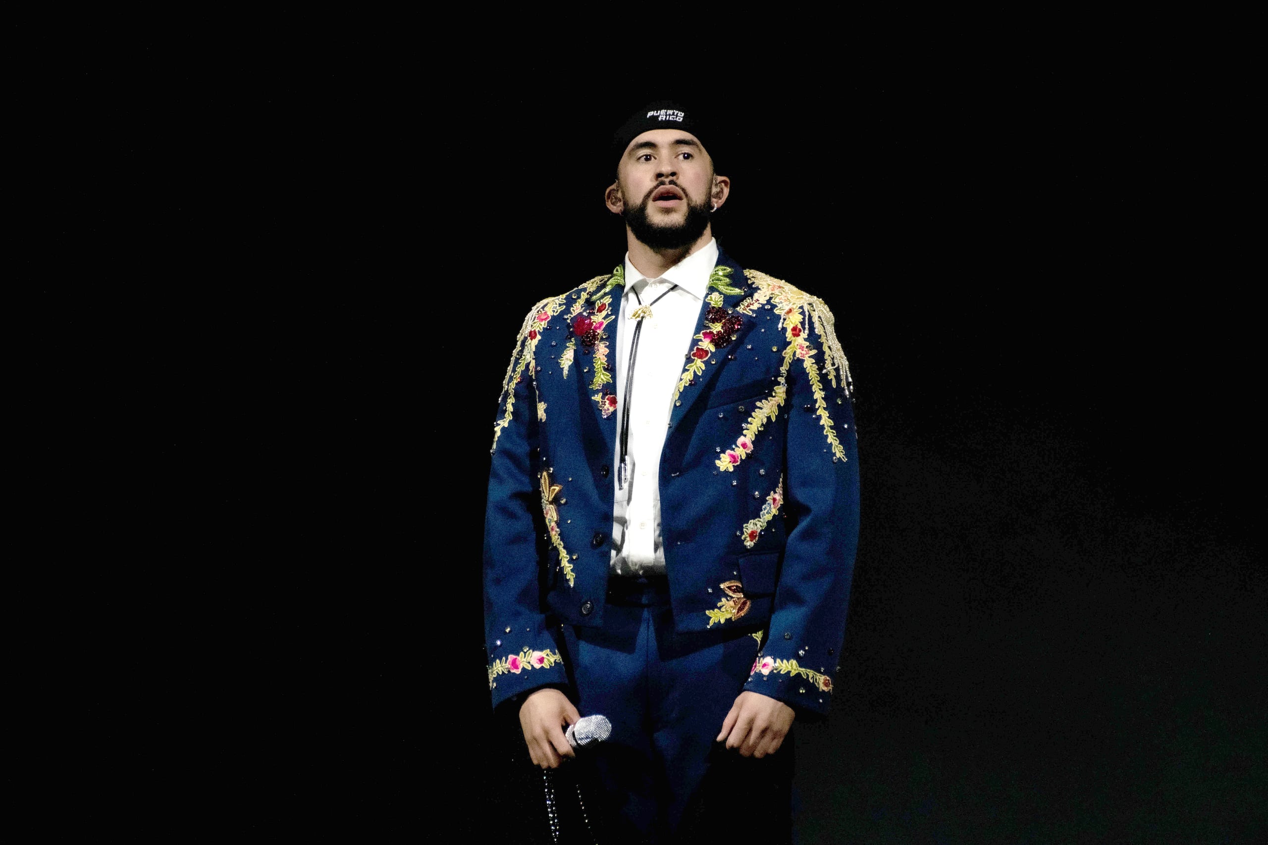 Desde su debut en las pantallas grandes por la serie ‘Narcos: México’, Bad Bunny ha incursionado en el mundo del cine y la actuación con su participación en películas y series rodeado de grandes y reconocidos actores.