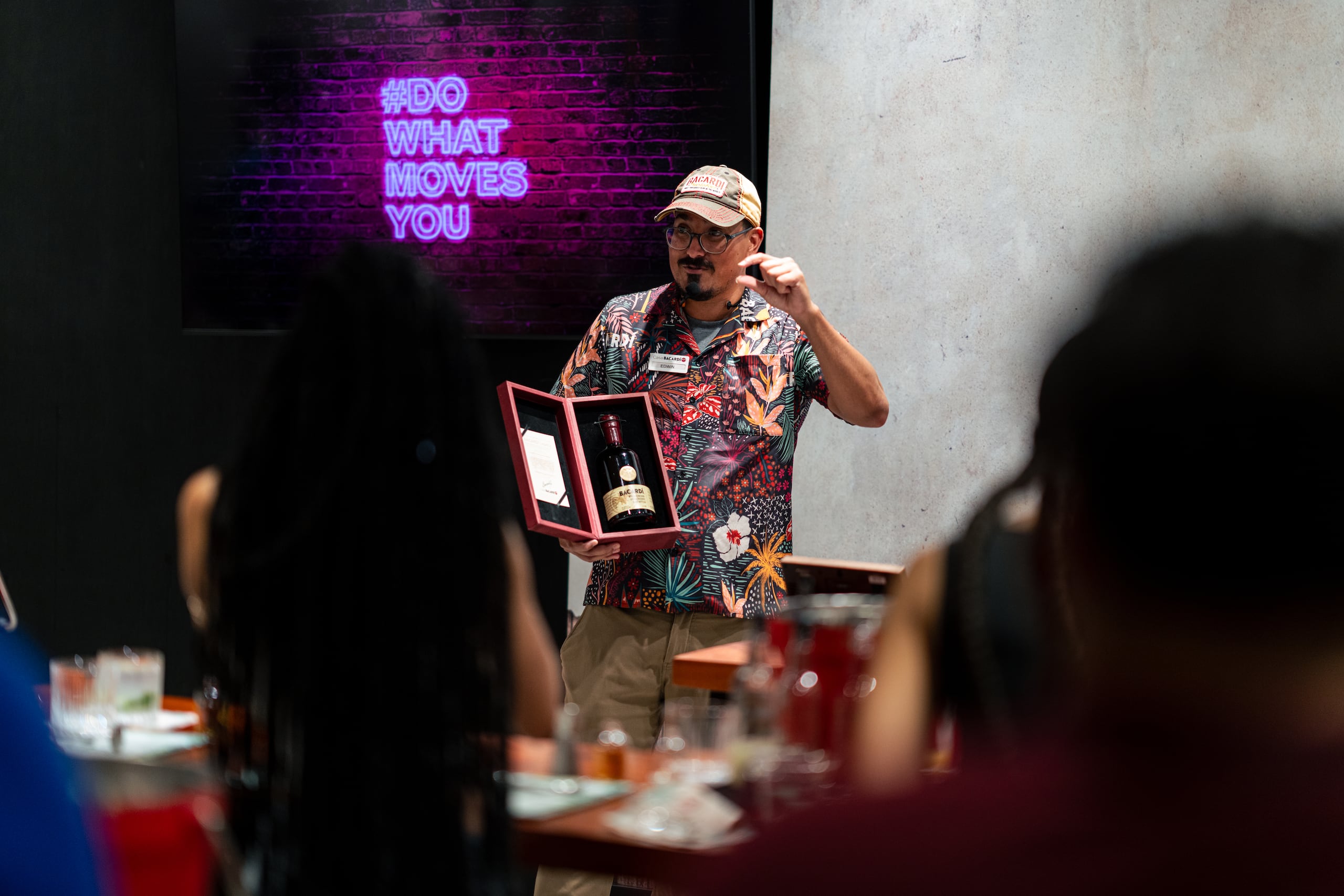 Como parte del tour, conocerás cómo se confeccionan los rones de Casa Bacardí. En la foto, el guía Edwin Pabón muestra la 'sorpresa del estuche rojo'.
