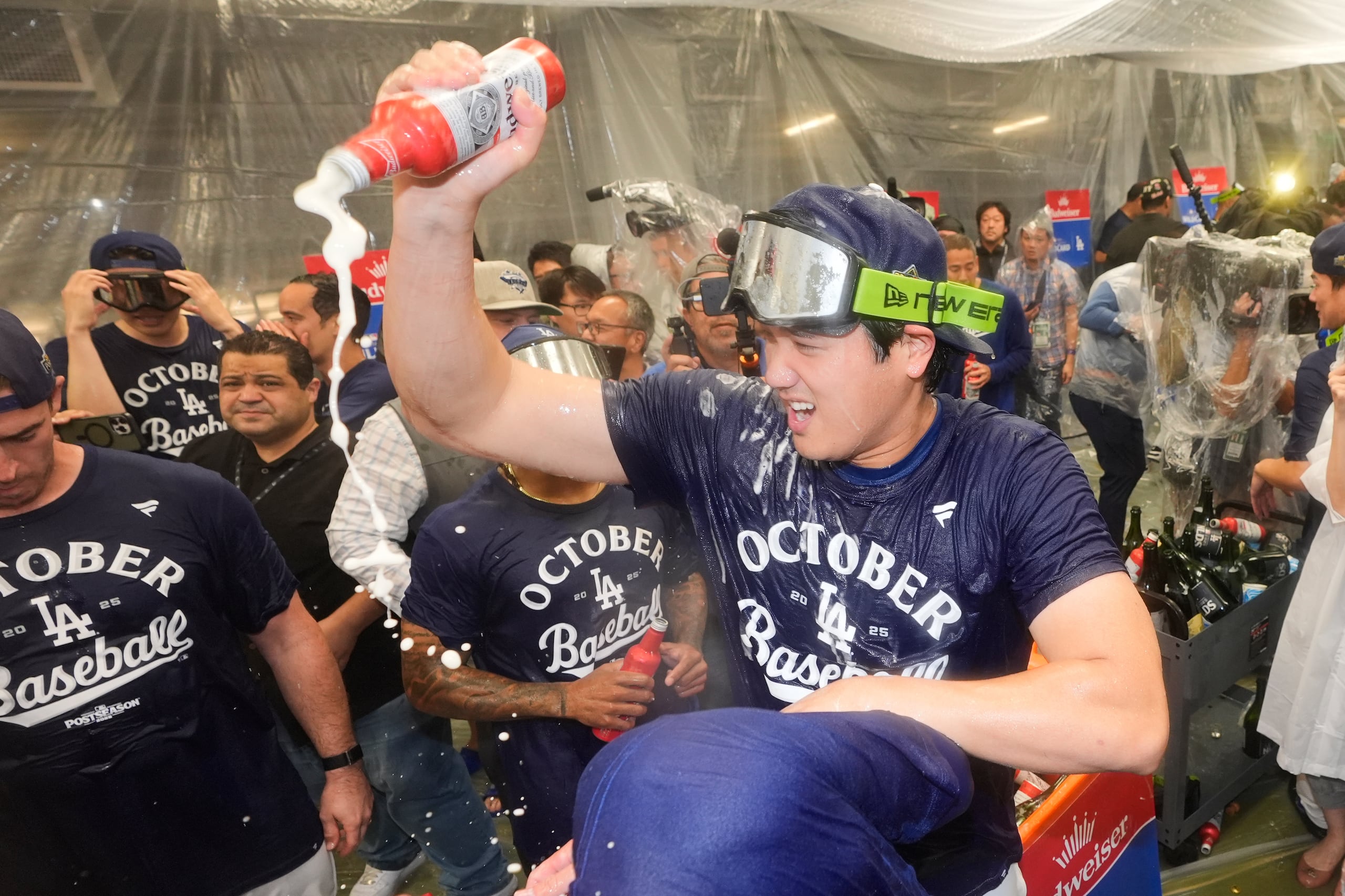 El japonés Shohei Ohtani (derecha) celebra la victoria de los Dodgers de Los Ángeles sobre los Rojos de Cincinnati en el segundo juego de la serie de comodines, el miércoles 1 de octubre de 2025 (AP Foto/Mark J. Terrill)