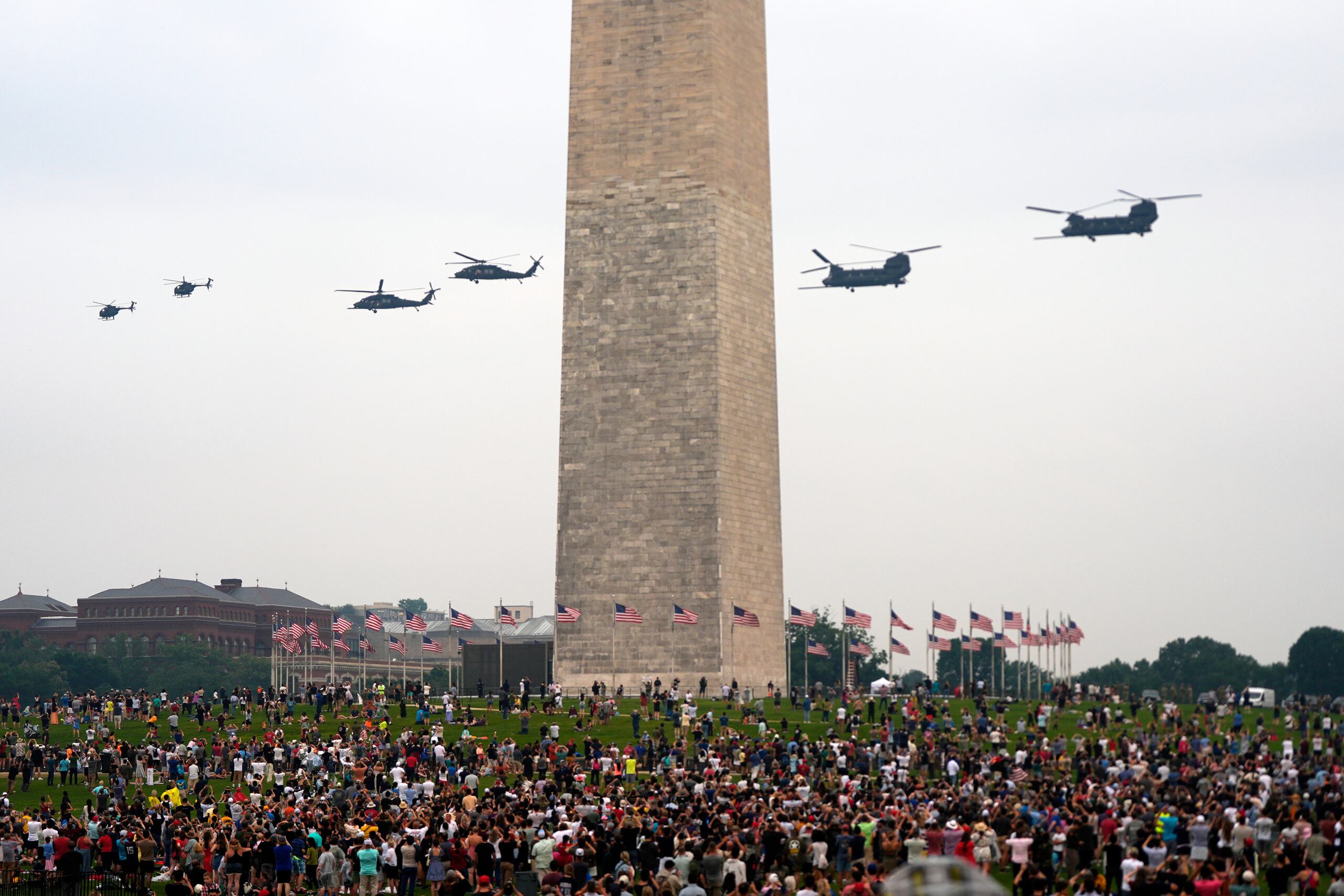 Cañones, tanques, helicópteros y paracaidistas formaron parte del desfile que coincidió con el cumpleaños del presidente.
