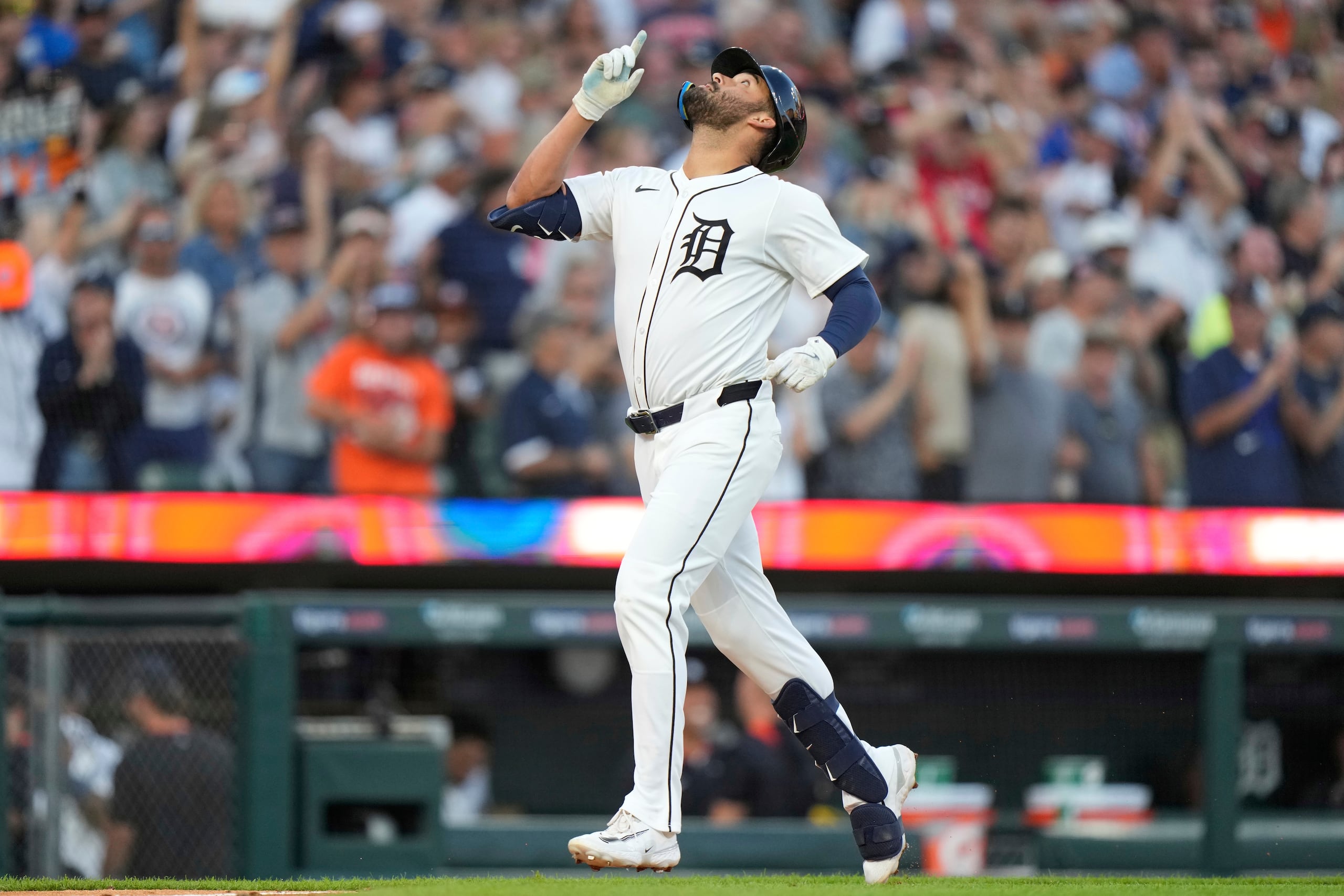 El bateador designado de los Tigres de Detroit, Riley Greene, hace un gesto mientras corre las bases después de conectar un jonrón de dos carreras durante la quinta entrada.
