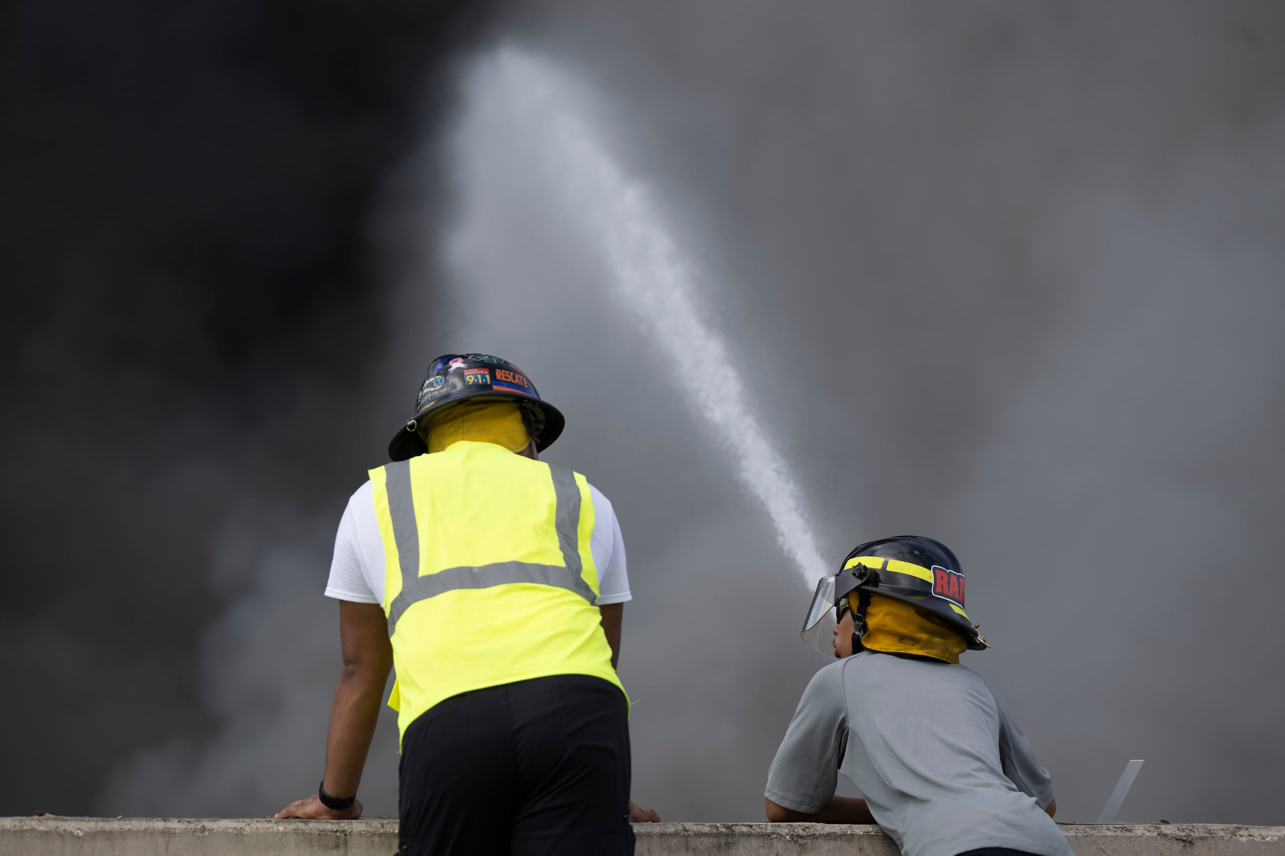 Bomberos han trabajado desde temprano en la mañana de ayer, viernes, para combatir el fuego en la planta de reciclaje IFCO Reciclyng de Gurabo. FOTO POR: Carlos Rivera Giusti/GFR Media