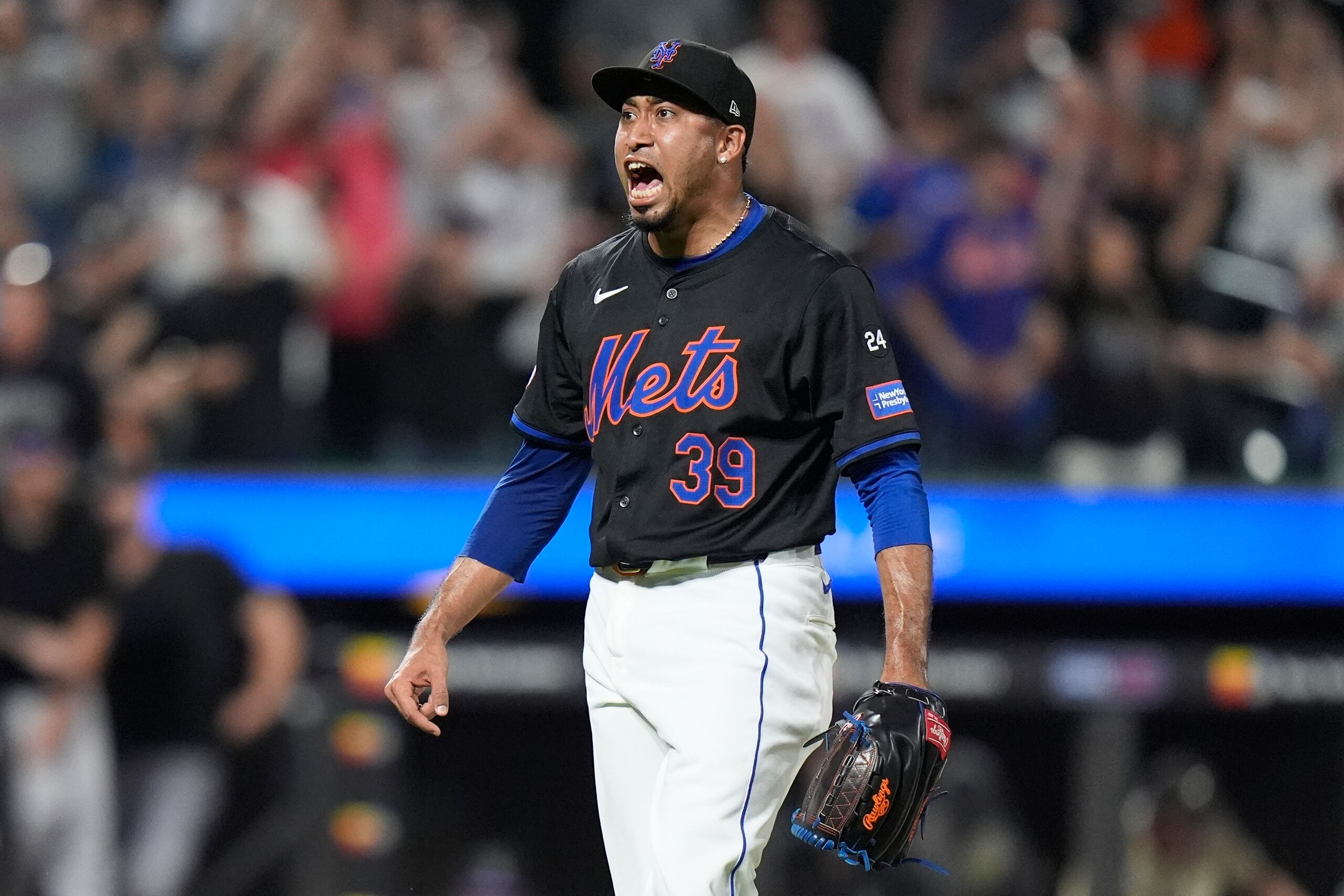 Edwin Díaz, de los Mets de Nueva York, celebra la victoria ante los Rockies de Colorado.