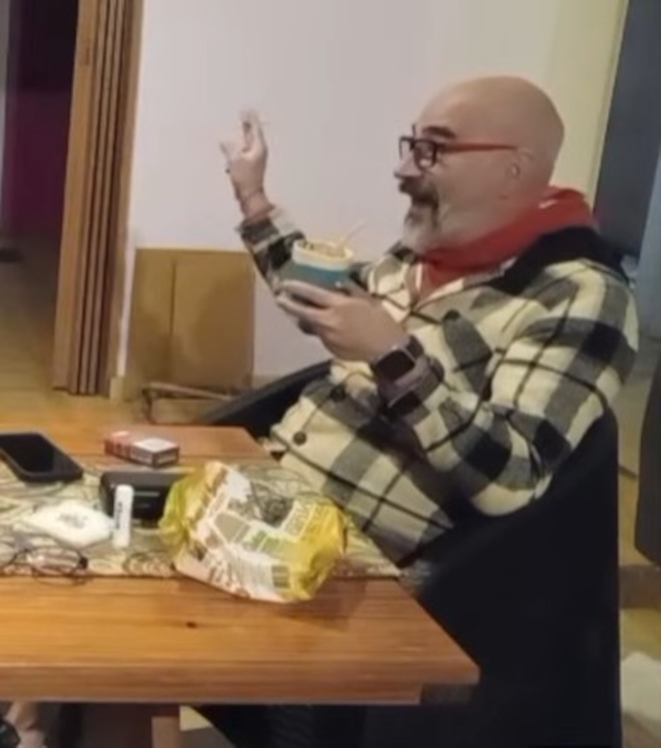 El periodista dialogaba en vivo con dos colegas, cuando sufrió el percance de salud.