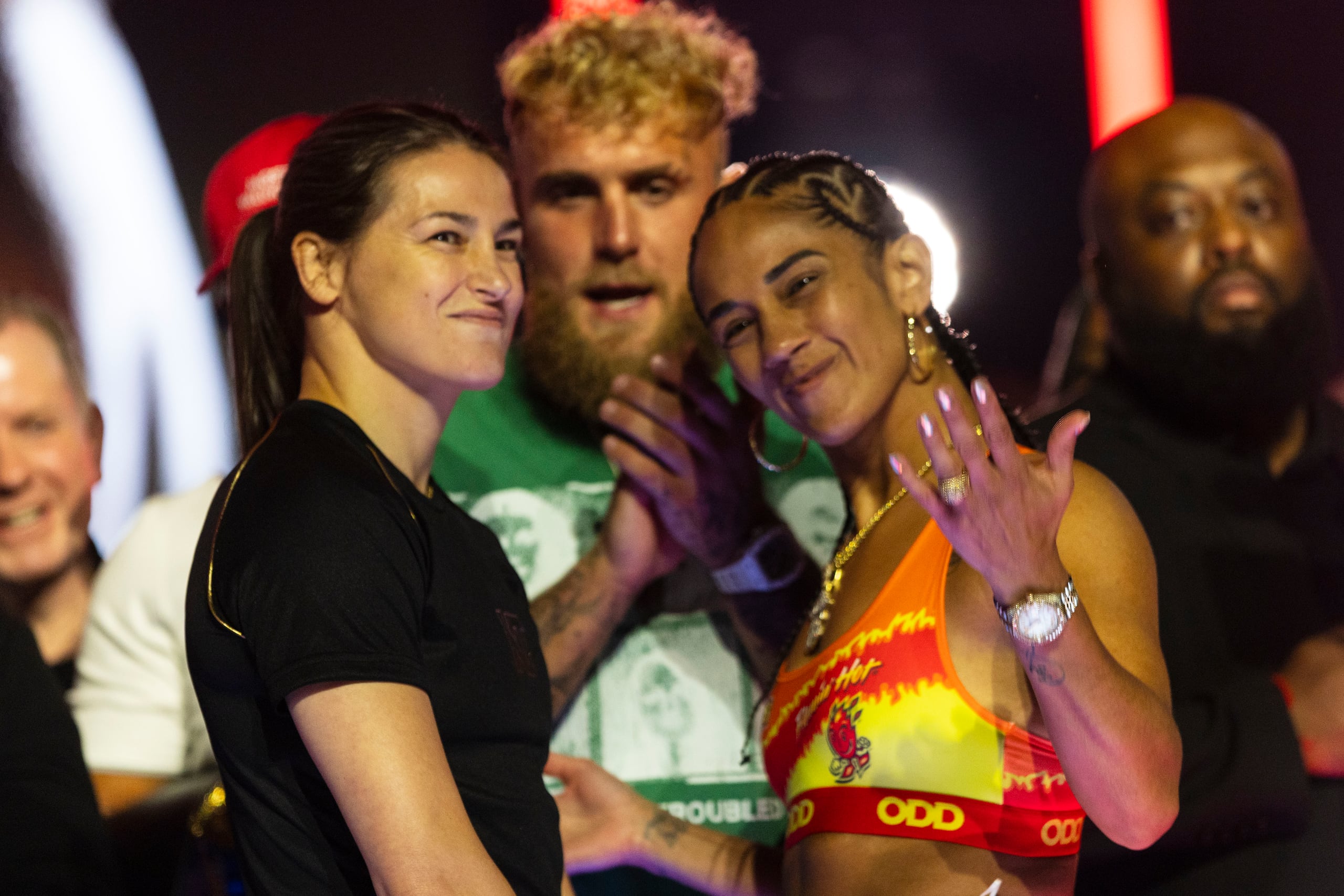 Amanda Serrano y Katie Taylor tras superar la báscula en el Theatre del Madison Square Garden, en Nueva York.