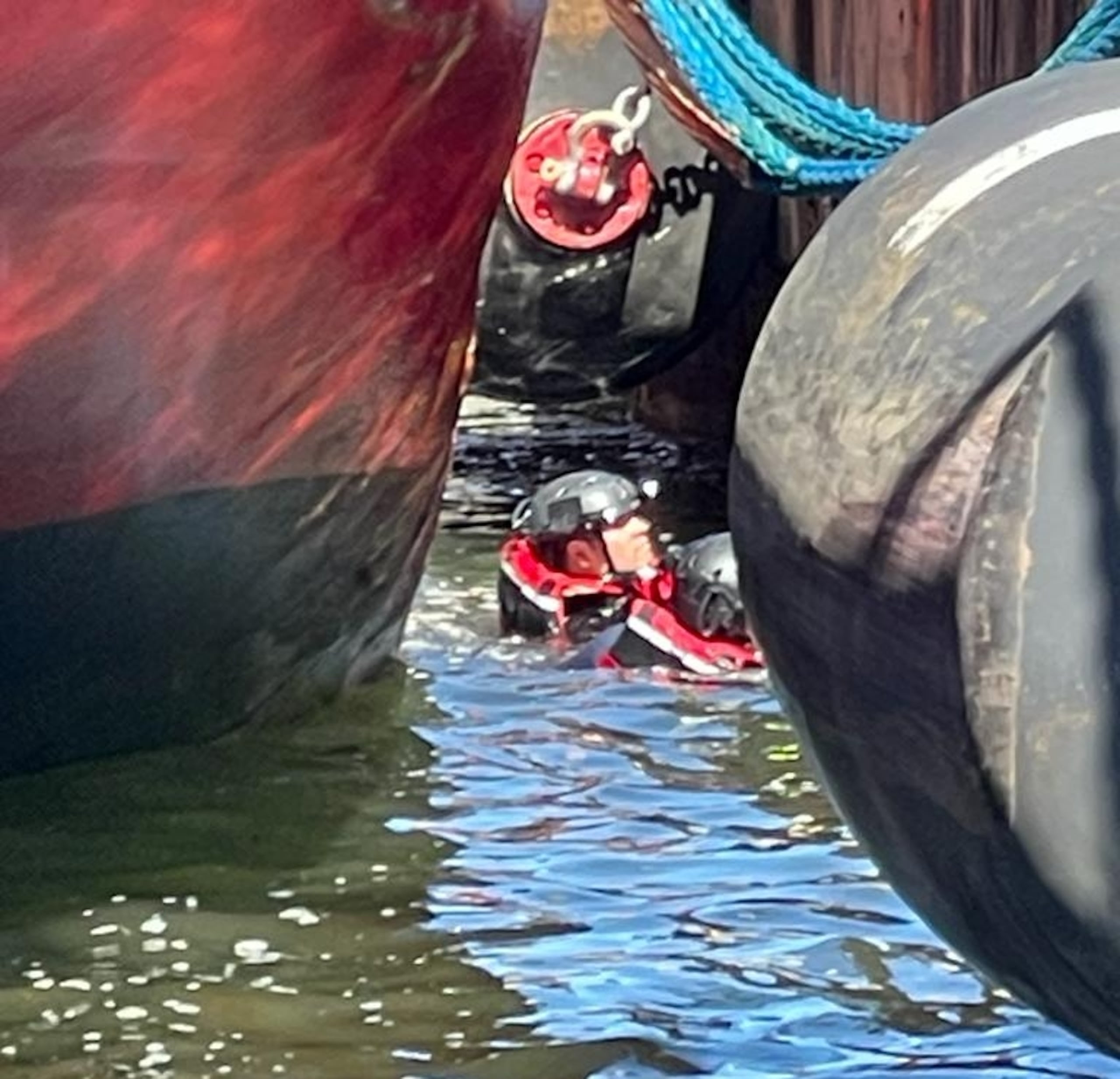 Buzos de la Policía Municipal de San Juan durante la búsqueda de un grupo de inmigrantes que intentó entrar ilegalmente a la isla.