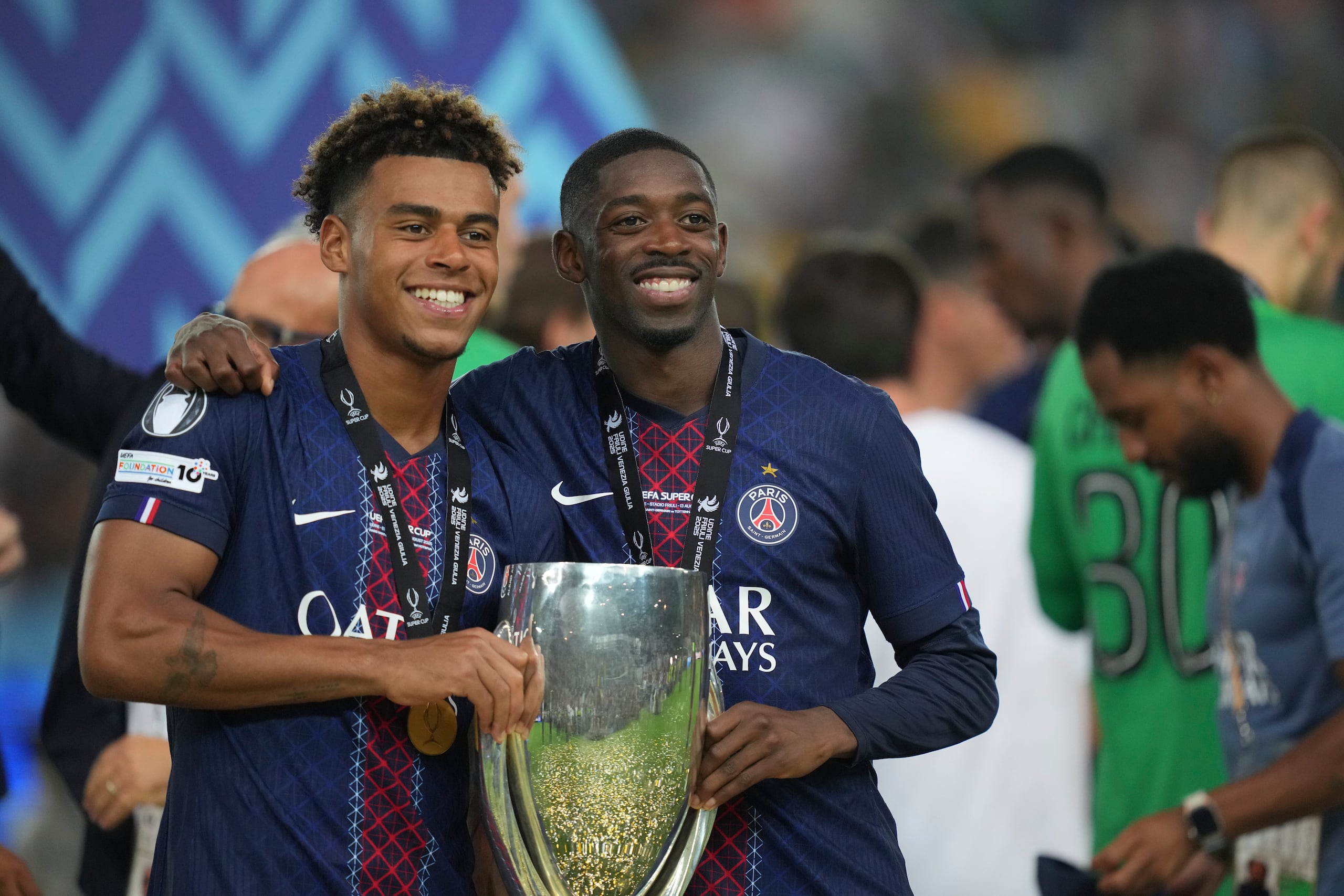 El francés Desire Doue, a la izquierda, y el francés Ousmane Dembélé, del PSG.