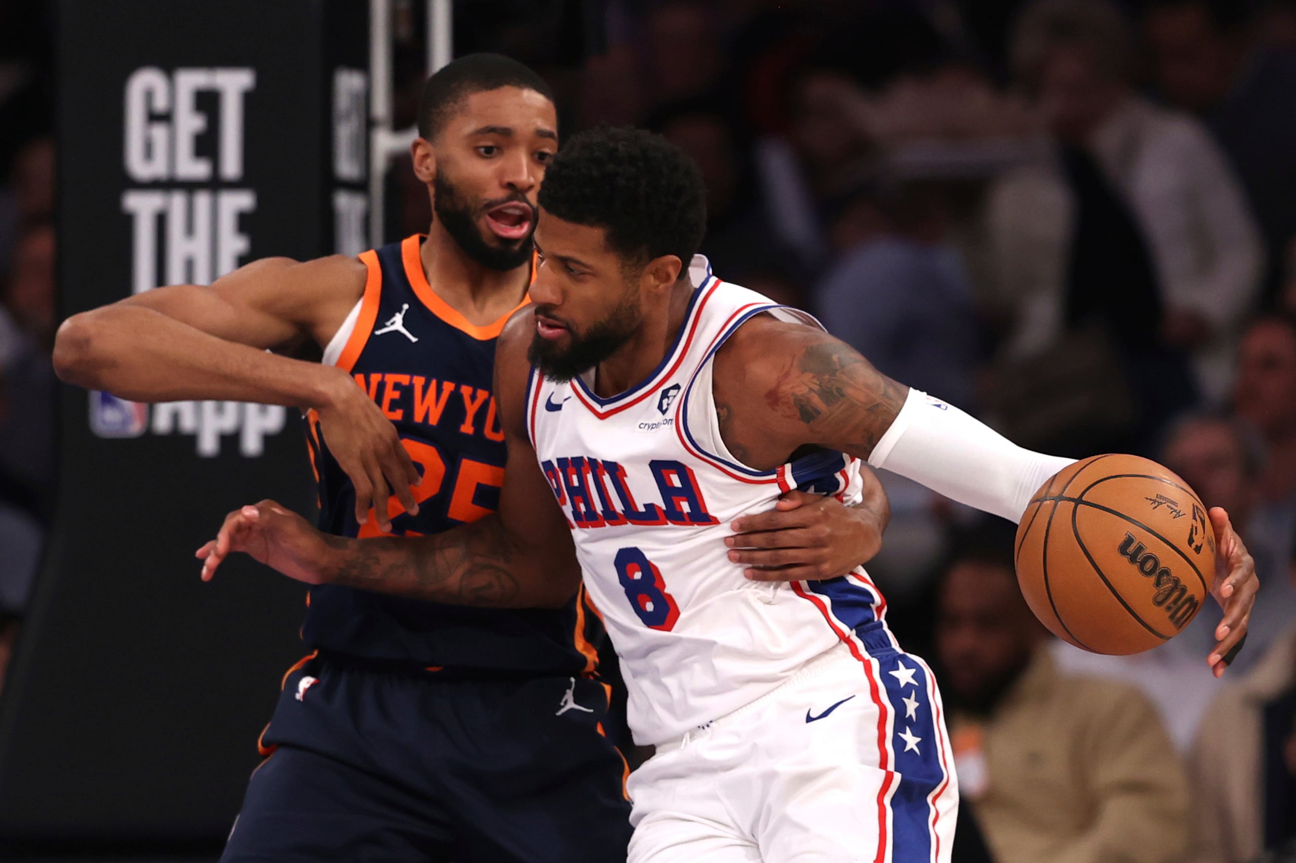 Paul George de los 76ers de Filadelfia driblea el balón frente a Mikal Bridges de los Knicks de Nueva York el miércoles 26 de febrero del 2025.(AP Foto/Pamela Smith)