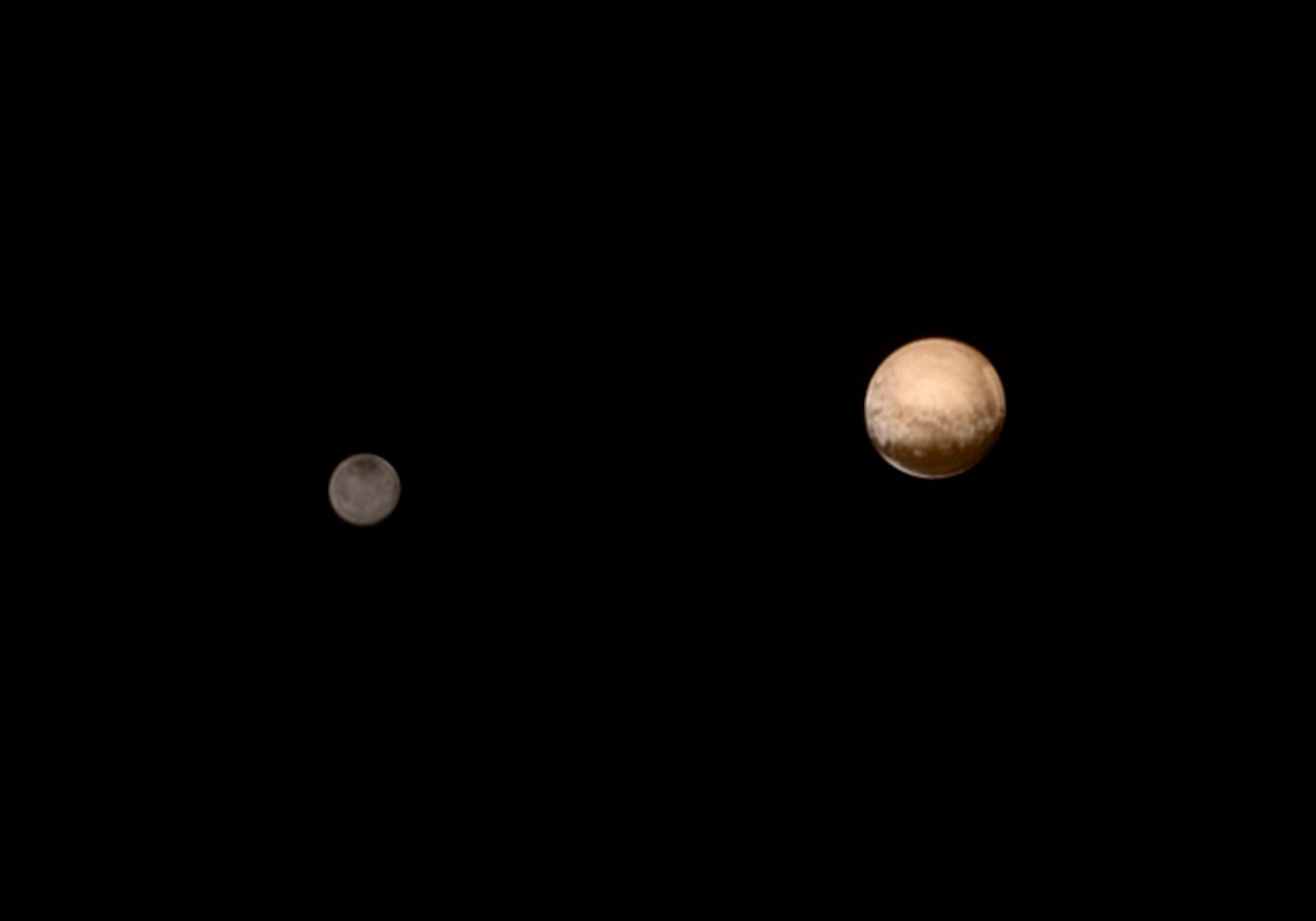 Plutón y Caronte, una de las lunas del planeta enano, fue captada por la nave New Horizons. (NASA)