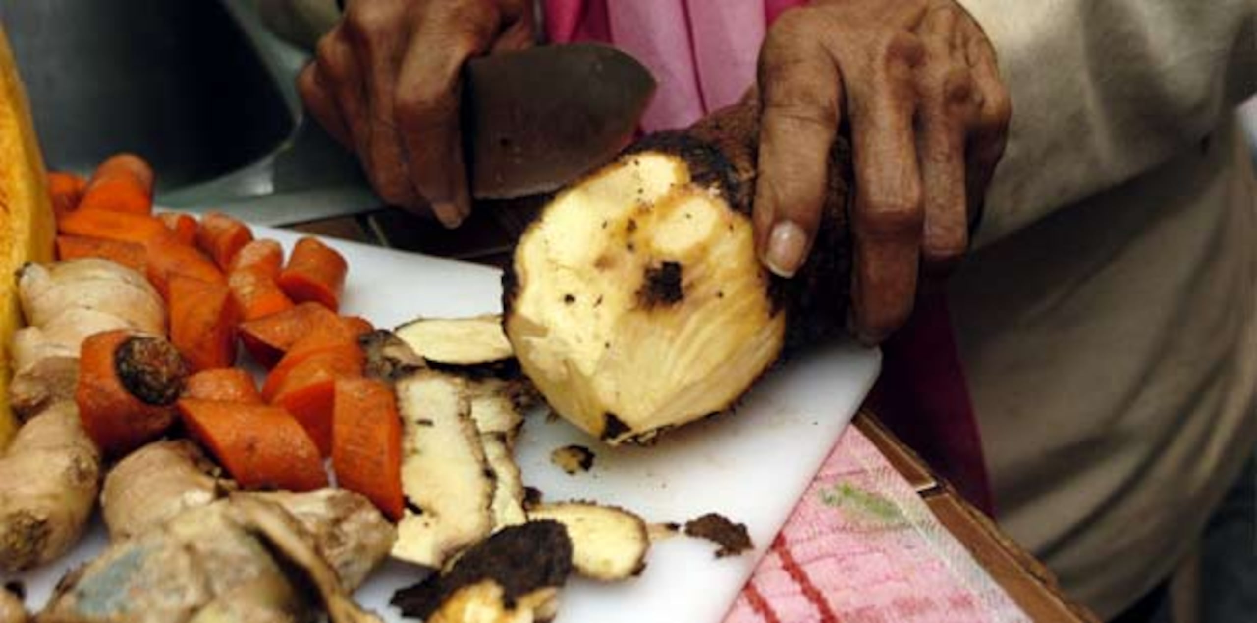 Otra de las formas en que se contagian las bacterias como la salmonella y el E.coli es con la poca higiene en el proceso de confección de alimentos. (Archivo)