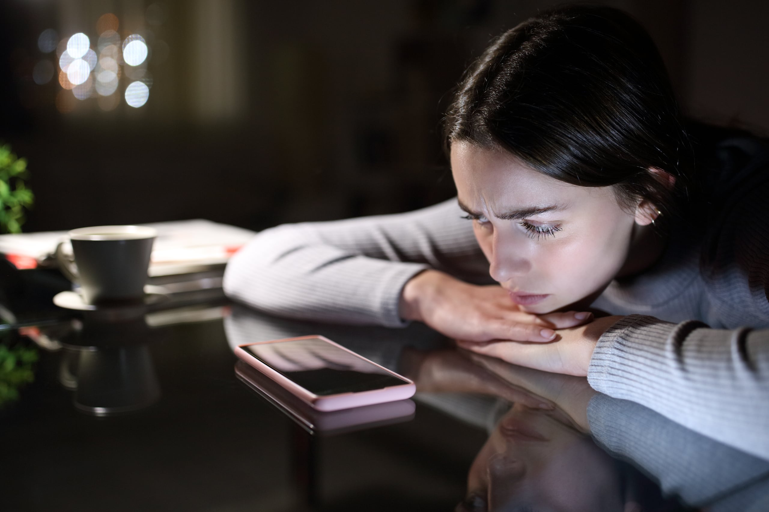 El miedo a perderse algo o quedar fuera de una conversación atrapa a 1 de cada 10 adolescentes, según la OMS.