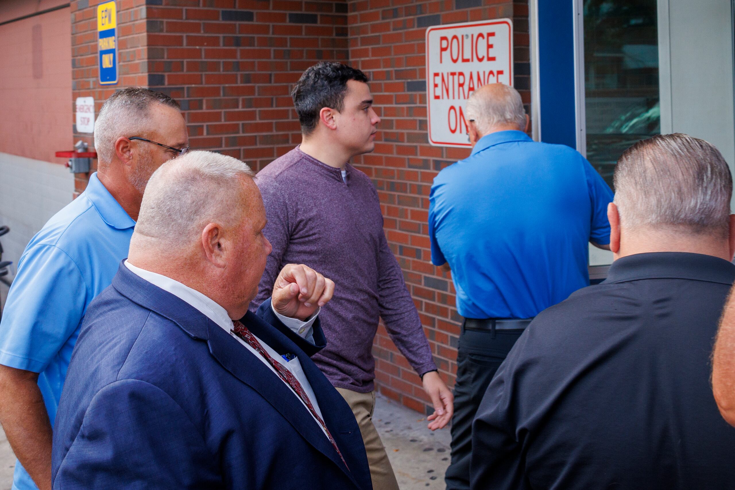 Los vídeos, extraídos de la cámara corporal de Dial y de la cámara de un segundo agente en la escena, "son pruebas cruciales en el caso y en muchos sentidos hablan por sí mismos", dijo el fiscal de distrito Larry Krasner.