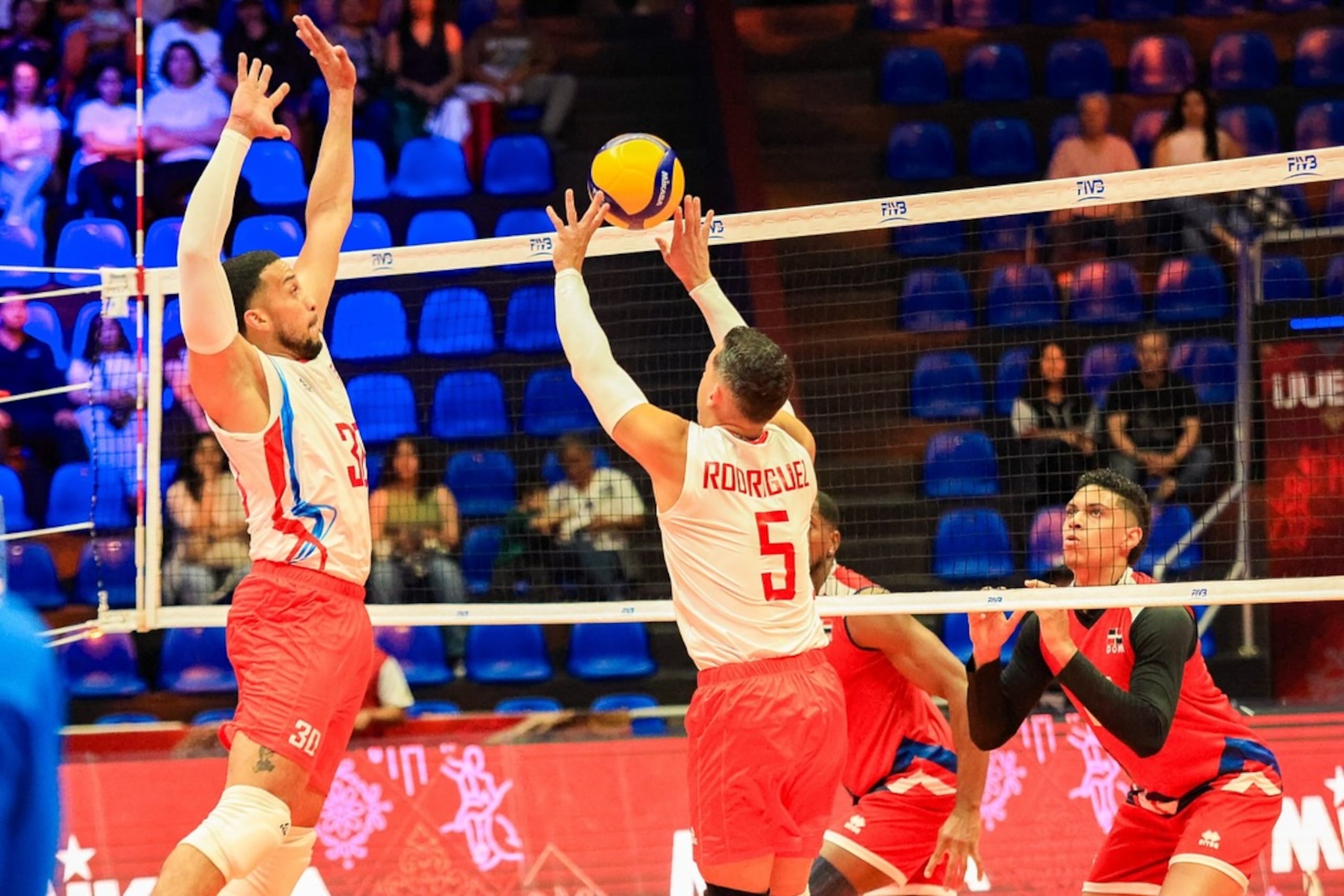 Kevin Rodríguez en acomodo para Ángel Rivera en el inicio del Norceca Final Four masculino ante República Dominicana.