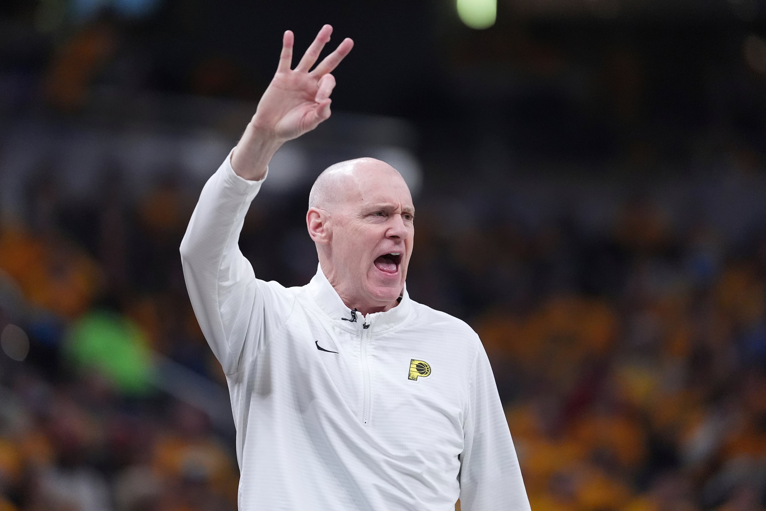 El entrenador de los Pacers de Indiana Rick Carlisle en la banda durante el encuentro de playoffs ante los Bucks de Milwaukee el sábado 19 de abril del 2025. (AP Foto/Michael Conroy)