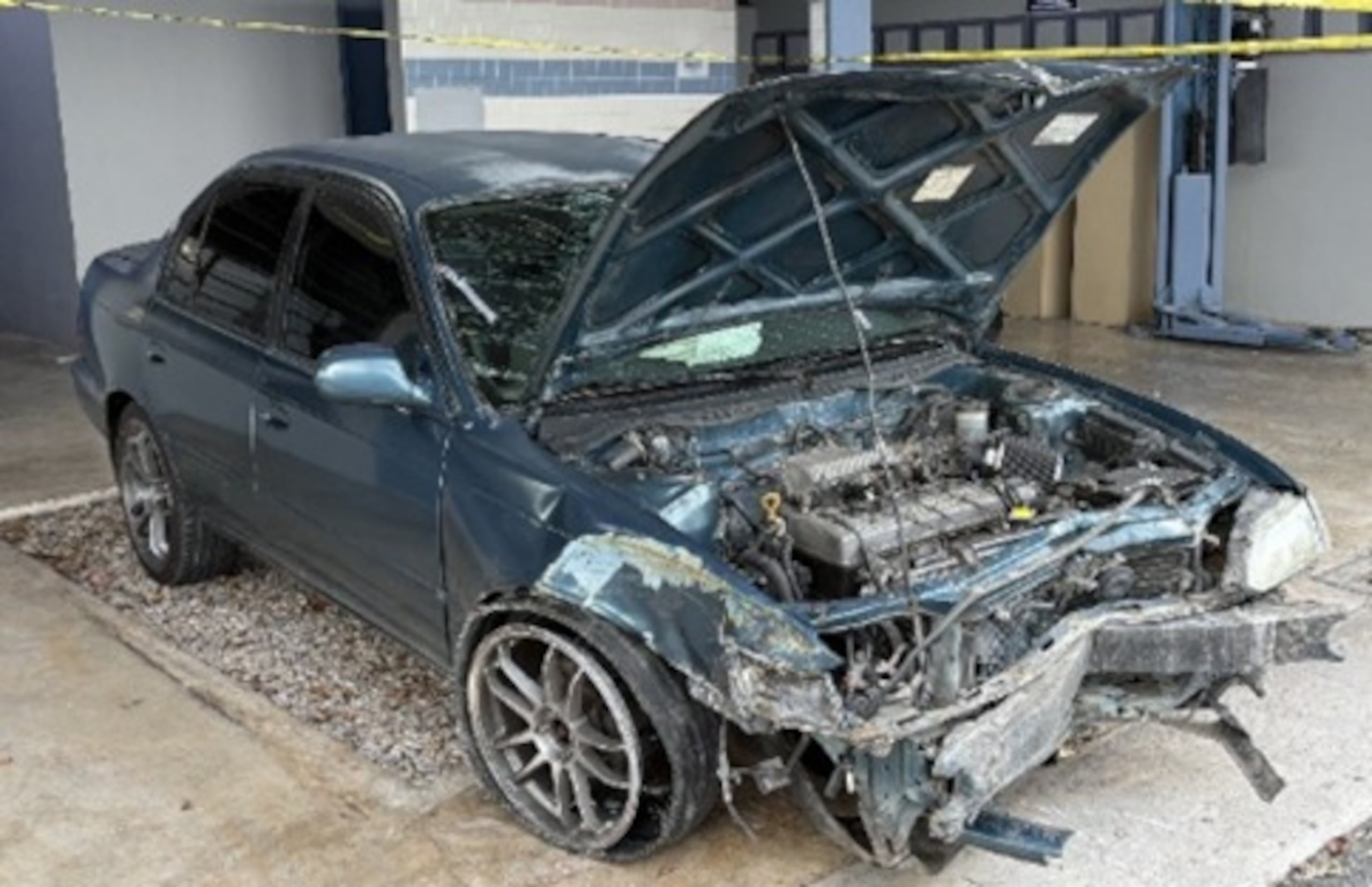 Toyota Yaris, el cual tenía gravamen de hurtado, que impactó la barrera de metal en Ponce tras una persecución.