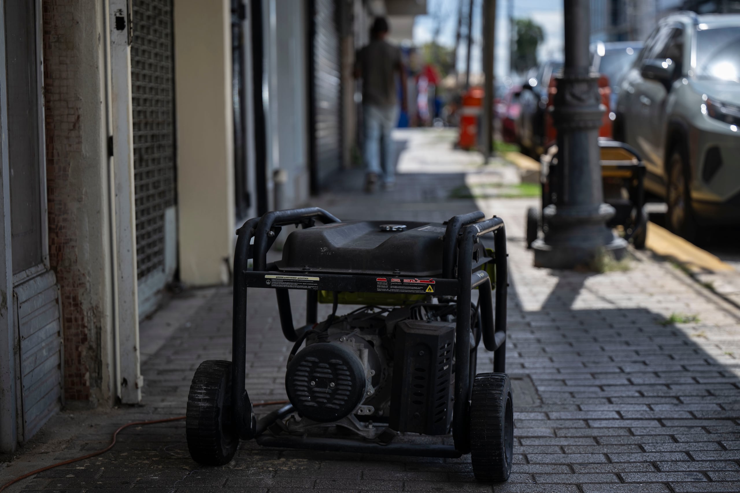 Comerciantes de Barrio Obrero prendieron sus generadores de combustible para poder continuar sus operaciones en medio del apagón. FOTO POR: Carlos Giusti/GFR Media