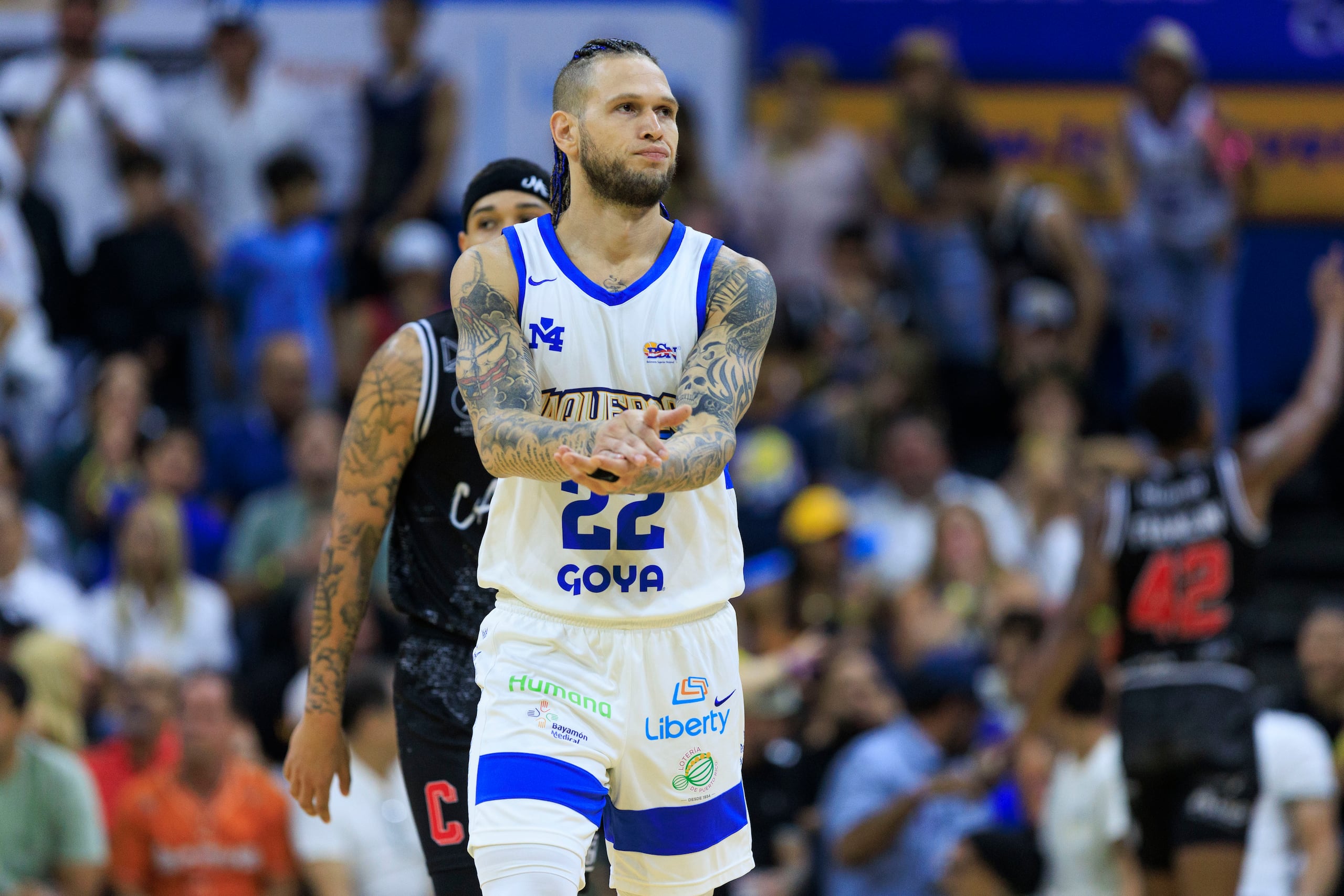 Benito Santiago Jr., en uniforme de los Vaqueros de Bayamón, durante la final del BSN contra los Gigantes de Carolina.
