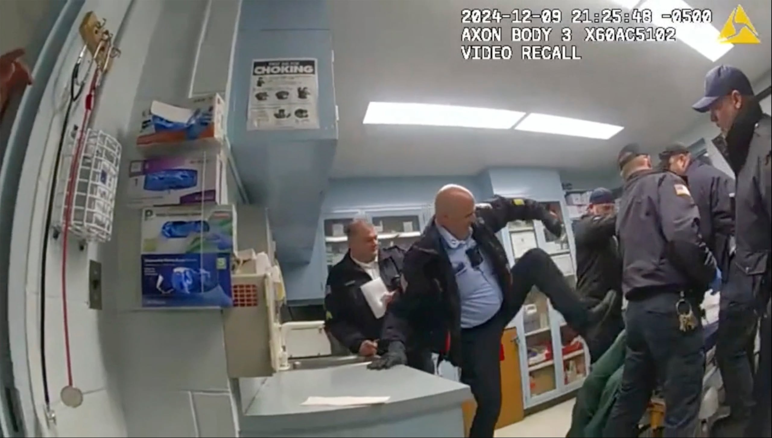 ARCHIVO – En la imagen, proporcionada por la oficina del Procurador General del Estado de Nueva York, aparecen imágenes tomadas por la cámara corporal de agentes correccionales golpeando a Robert Brooks mientras estaba esposado, en la Instalación Correccional de Marcy en el condado de Oneida, Nueva York, el 9 de diciembre de 2024. (Oficina del Procurador General del Estado de Nueva York vía AP, Archivo)