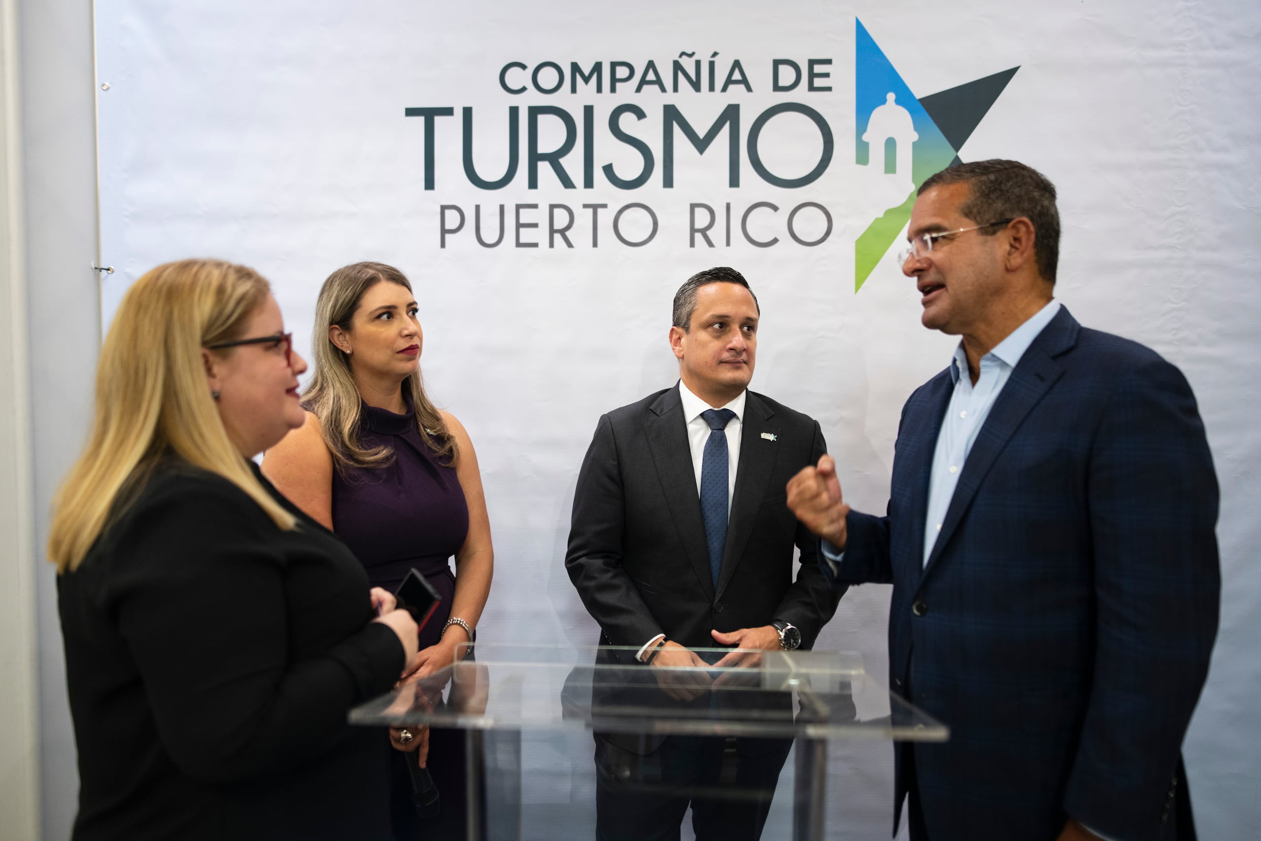 21 de agosto de 2023. San Juan, PR. Conferencia de prensa convocada por el gobernador Pedro Pierluisi y el director ejecutivo de la Compañía de Turismo, Carlos Mercado, sobre nueva configuración de ofertas de vuelos para Colombia de la aerolínea Avianca, llevada a cabo en la sede de la Compañía de Turismo, Viejo San Juan. En la foto Pedro Pierluisi y Carlos Mercado conversan con Marily Castro, country officer de la aerolínea Avianca. FOTO POR: Carlos Giusti/GFR Media