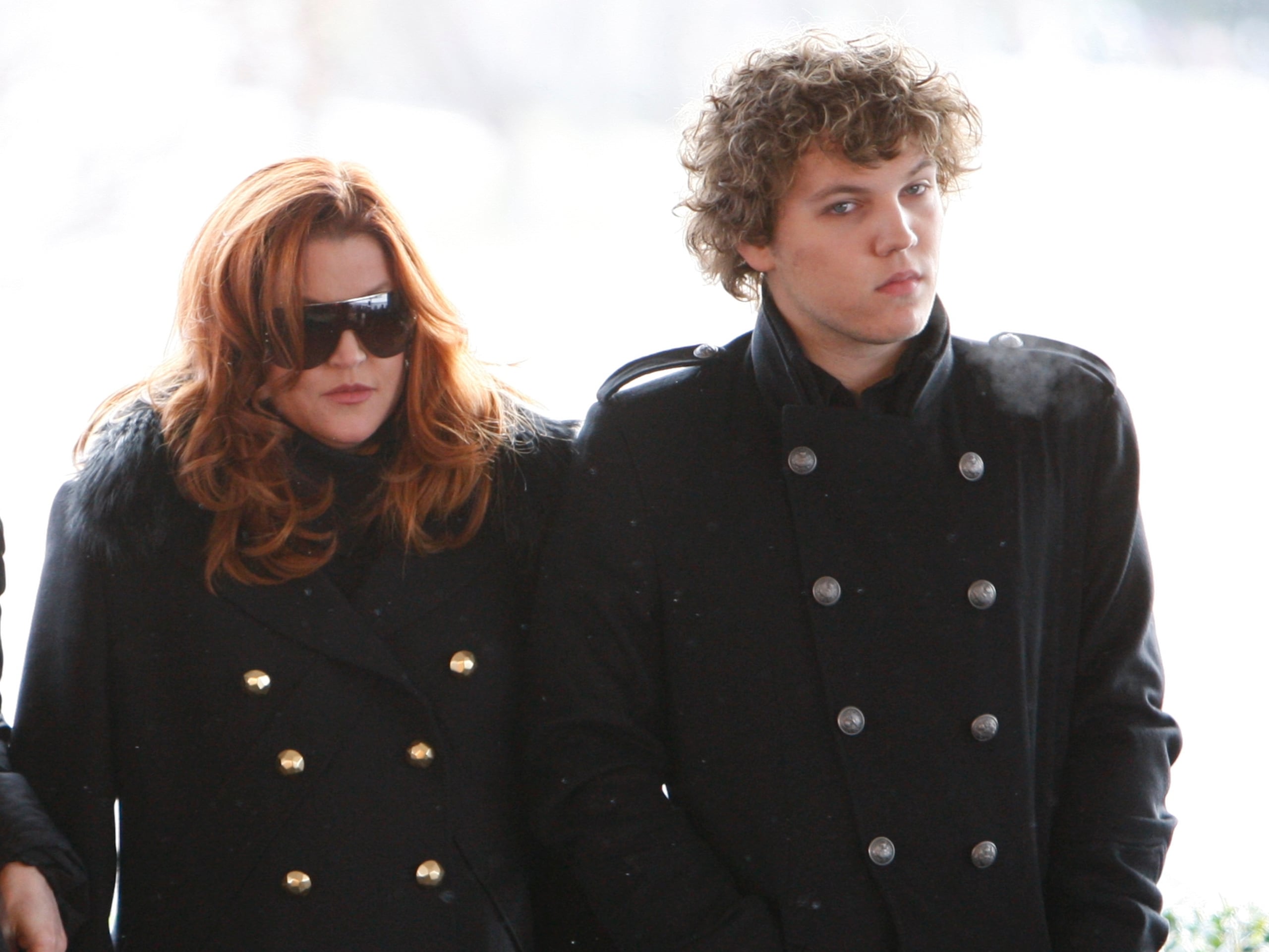 A la derecha, Benjamin Keough junto a su madre, Priscilla Presley.
