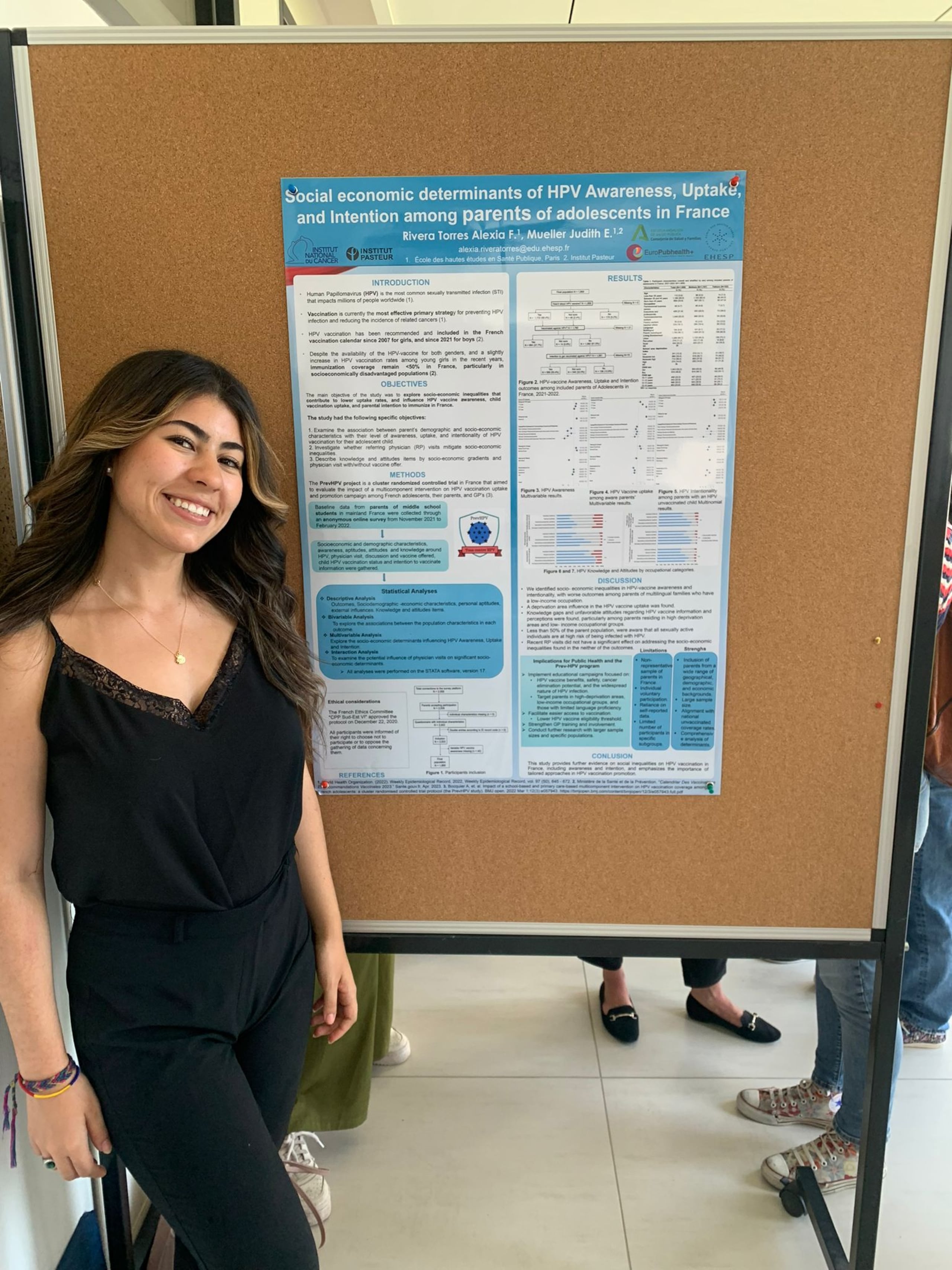 Alexia presentando los hallazgos de su investigación.