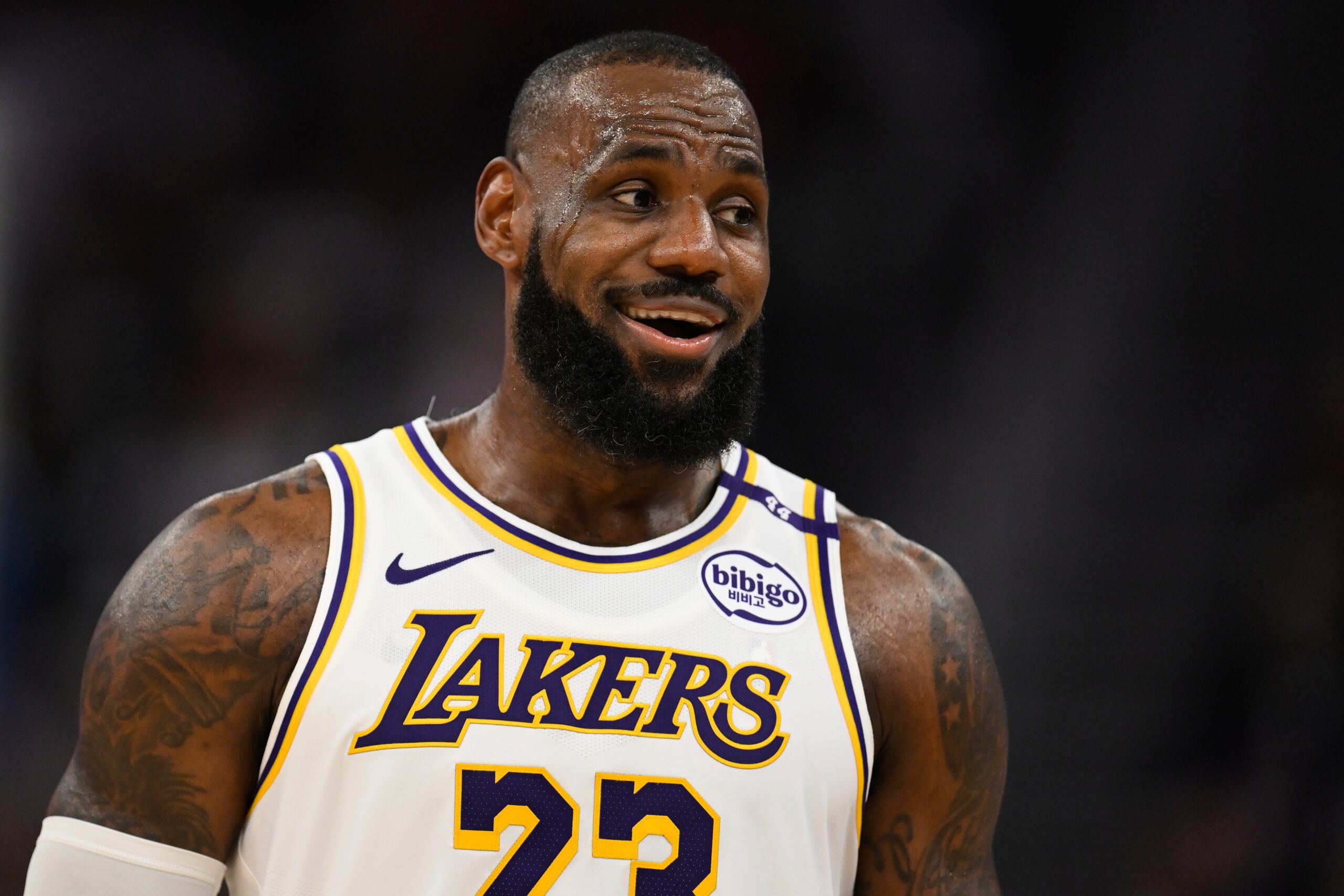 El alero de los Lakers de Los Ángeles, LeBron James, en el encuentro ante los Warriors de Golden State, el miércoles, 25 de diciembre del 2024. (AP Foto/Eakin Howard)