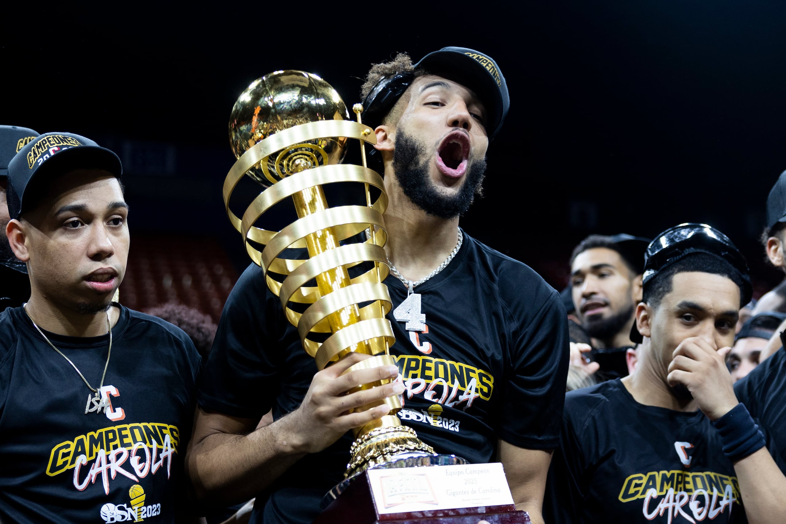 George Conditt IV, de los Gigantes de Carolina, sostiene el campeonato del BSN, tras superar a los Vaqueros de Bayamón.