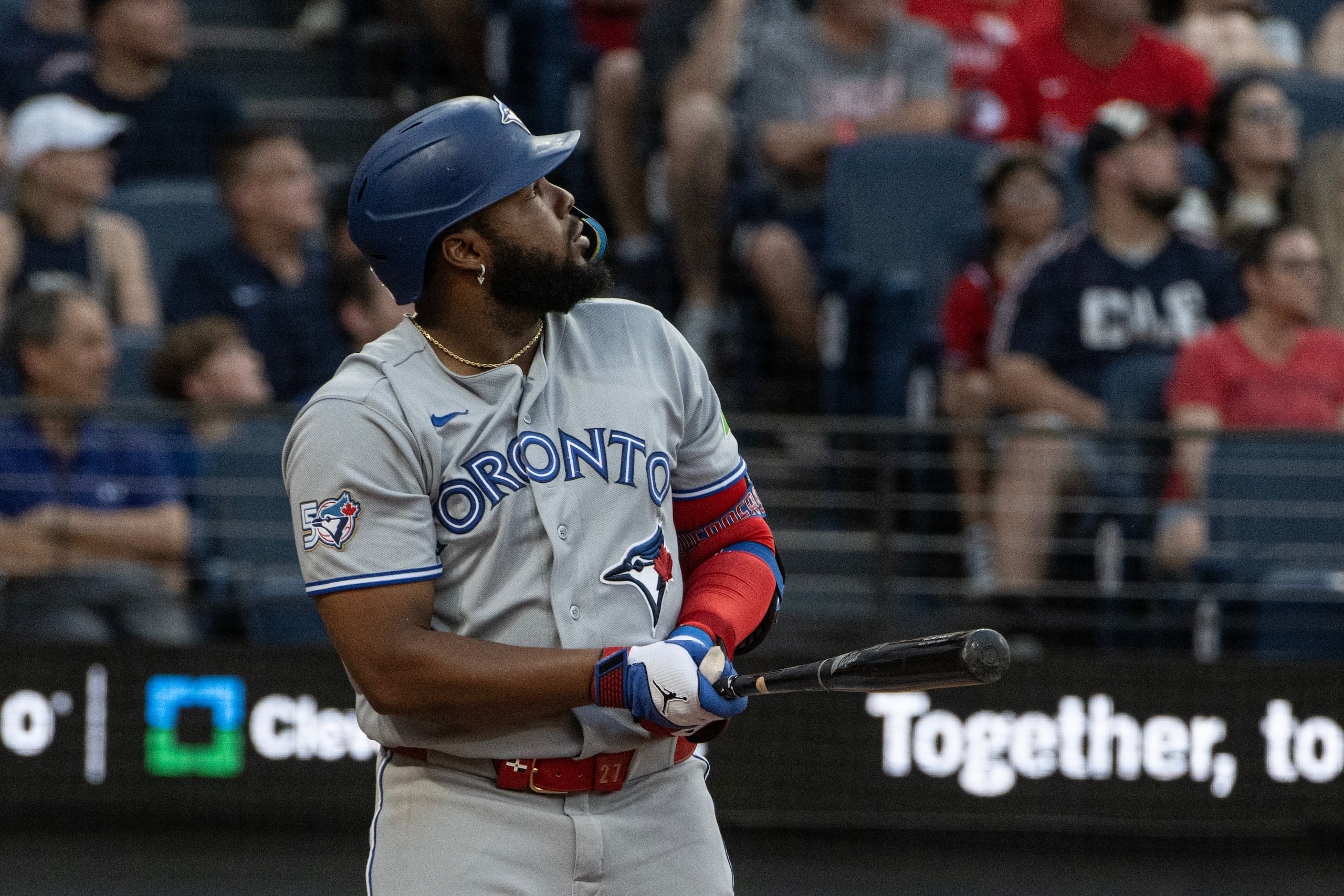 El dominicano Vladimir Guerrero observa su jonrón de tres carreras ante los Guardians.