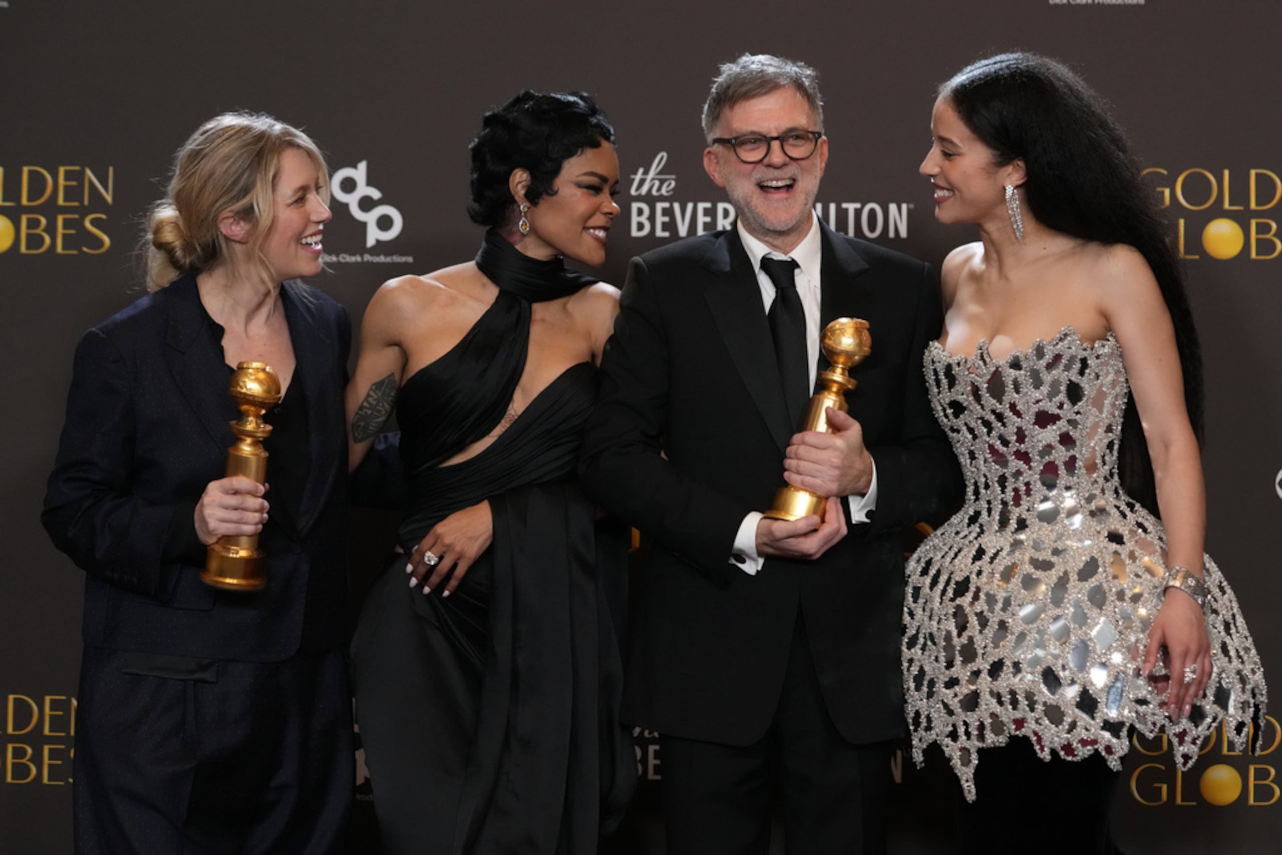 Sara Murphy, Teyana Taylor, Paul Thomas Anderson y Chase Infiniti posan en la sala de prensa con el premio a la mejor película musical o comedia por "One Battle After Another".