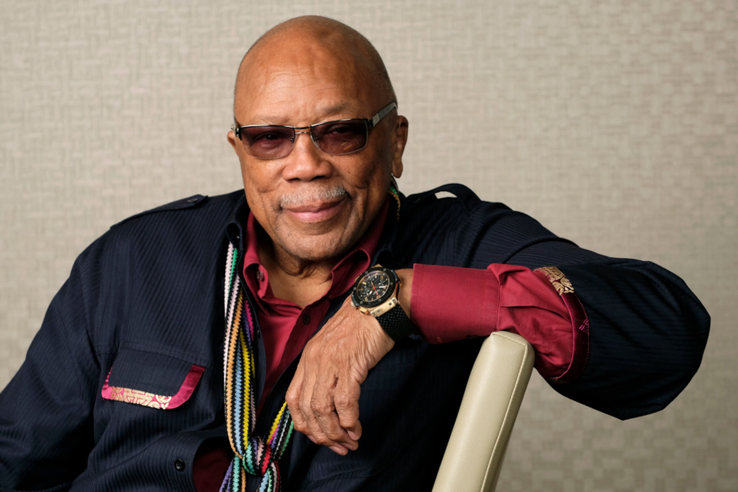ARCHIVO - El productor musical Quincy Jones posa para un retrato para promocionar su documental "Quincy" en el festival de cine de Toronto el 7 de septiembre de 2018, en Toronto.