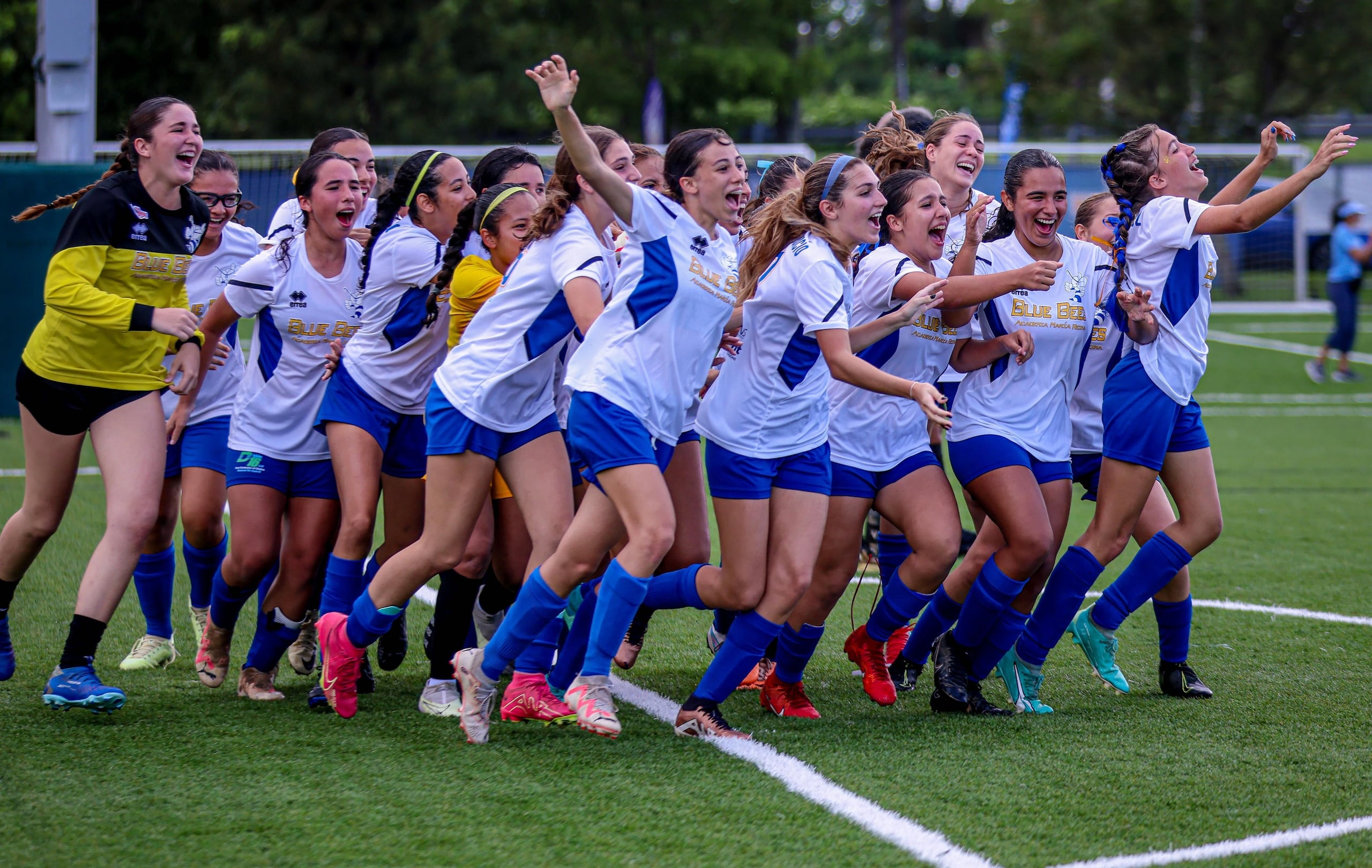 Las jugadoras de la Academia María Reina celebran durante la jornada dominical del torneo de Buzzer Beater.