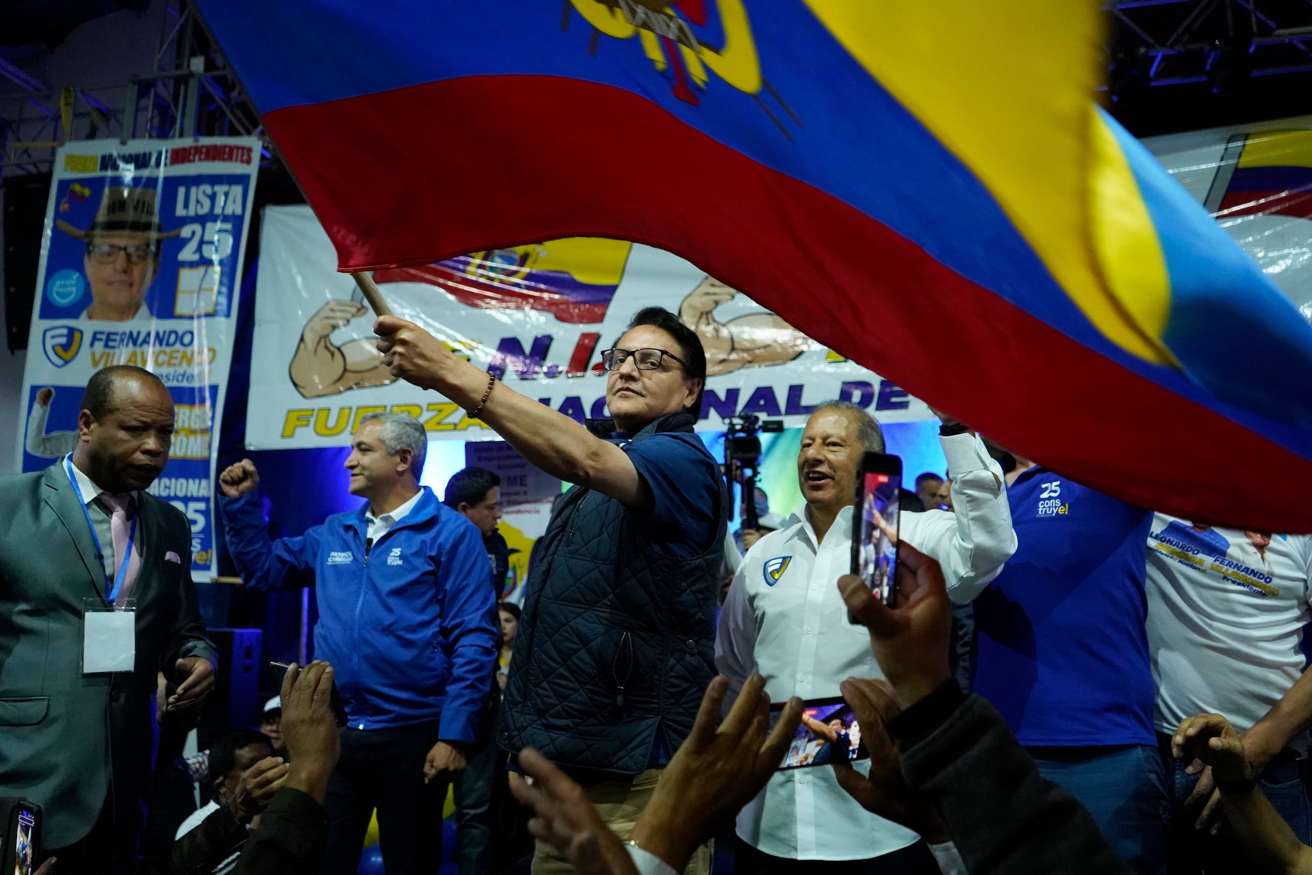 Villavicencio, una figura pública de Ecuador reconocida por revelar casos de corrupción política con vínculos con el crimen organizado, fue asesinado a tiros el 9 de agosto de 2023, a la salida de un acto político de campaña al norte de Quito.