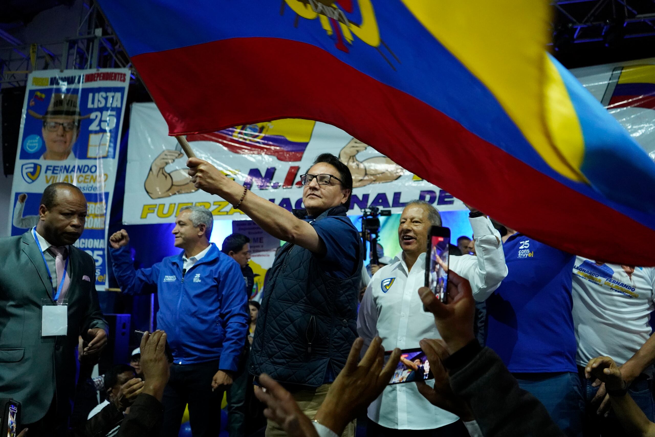 El candidato presidencial Fernando Villavicencio ondea una bandera nacional durante un evento de campaña en una escuela minutos antes de que lo mataran a tiros en Quito, Ecuador, el 9 de agosto de 2023.