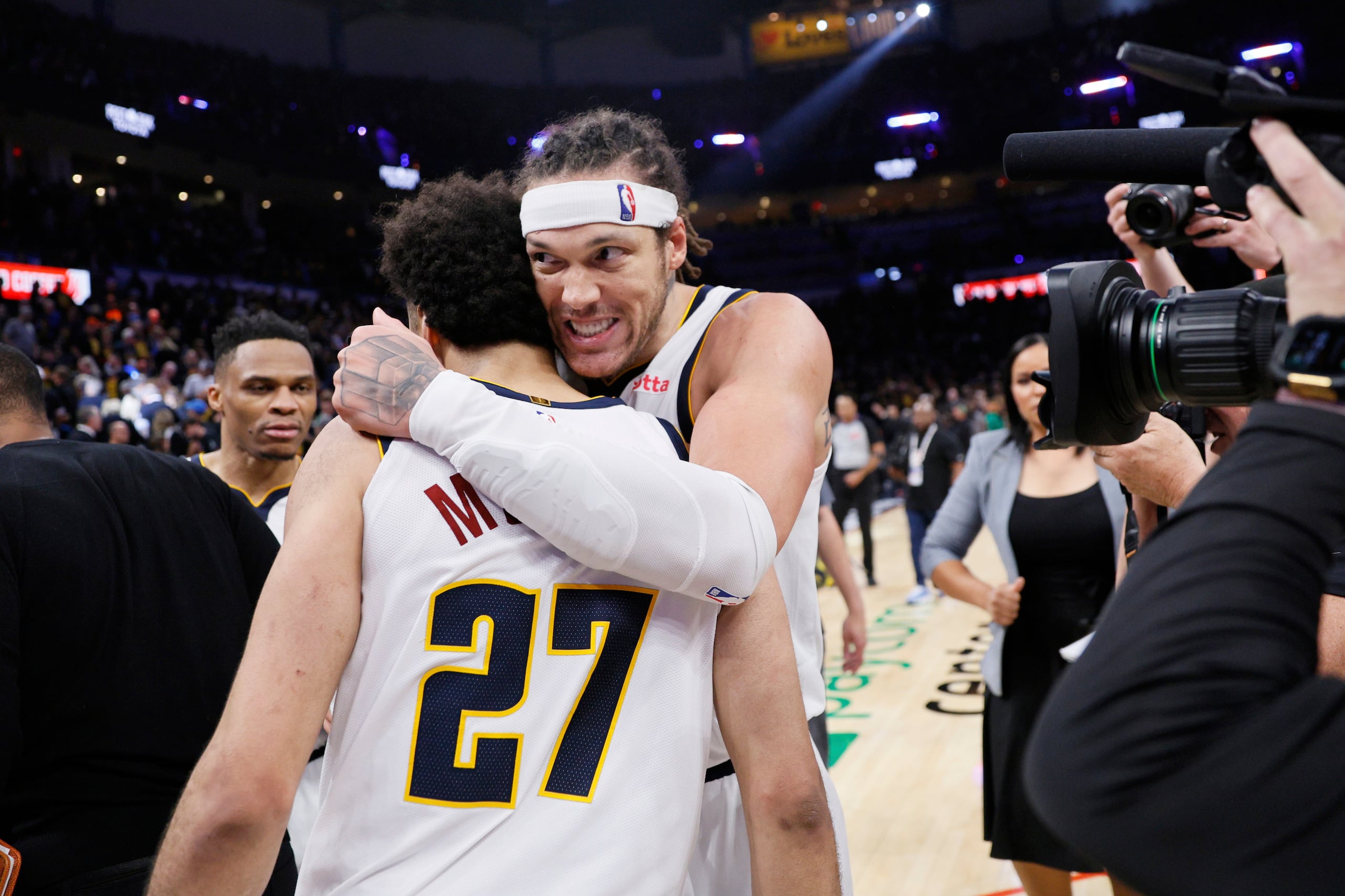 Jamal Murray (27) y Aaron Gordon (centro derecha) de los Nuggets de Denver celebran tras el enceste agónico de Gordon para vencer al Thunder de Oklahoma City en los playoffs de la NBA, el lunes 5 de mayo de 2025.
