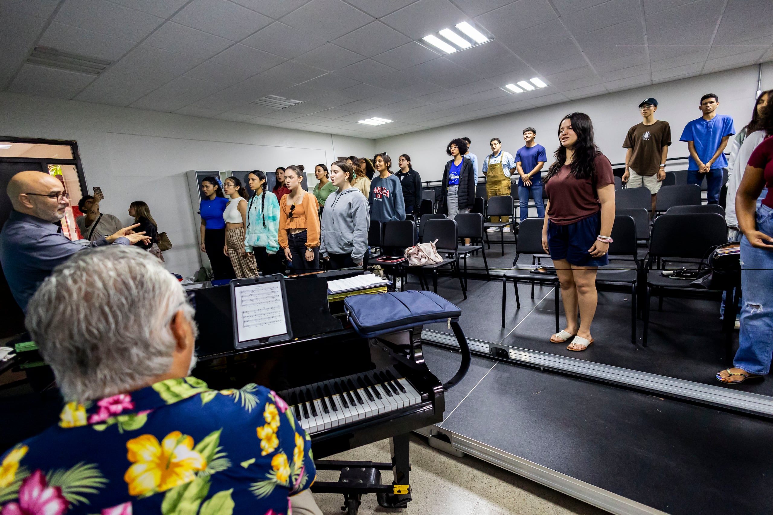 Miembros del Coro del Recinto de Carolina de la Universidad de Puerto Rico durante un ensayo reciente.