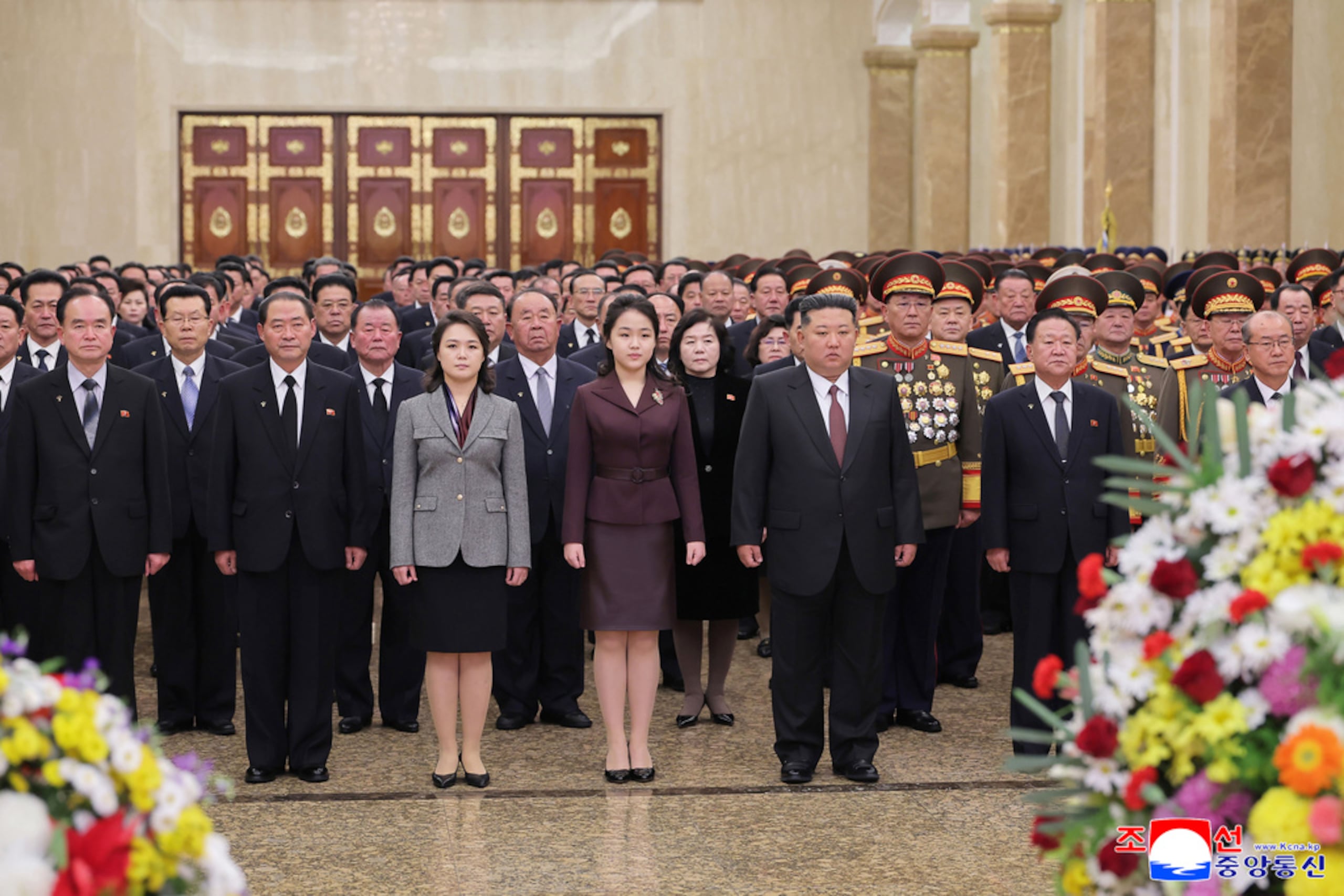 En la imagen, distribuida por el gobierno de Corea del Norte, el líder del país, Kim Jong Un, su esposa Ri Sol Ju, y su hija, que se cree que se llama Kim Ju Ae (centro), visitan el Palacio del Sol de Kumsusan en Pyongyang, Corea del Norte, el 1 de enero de 2026.