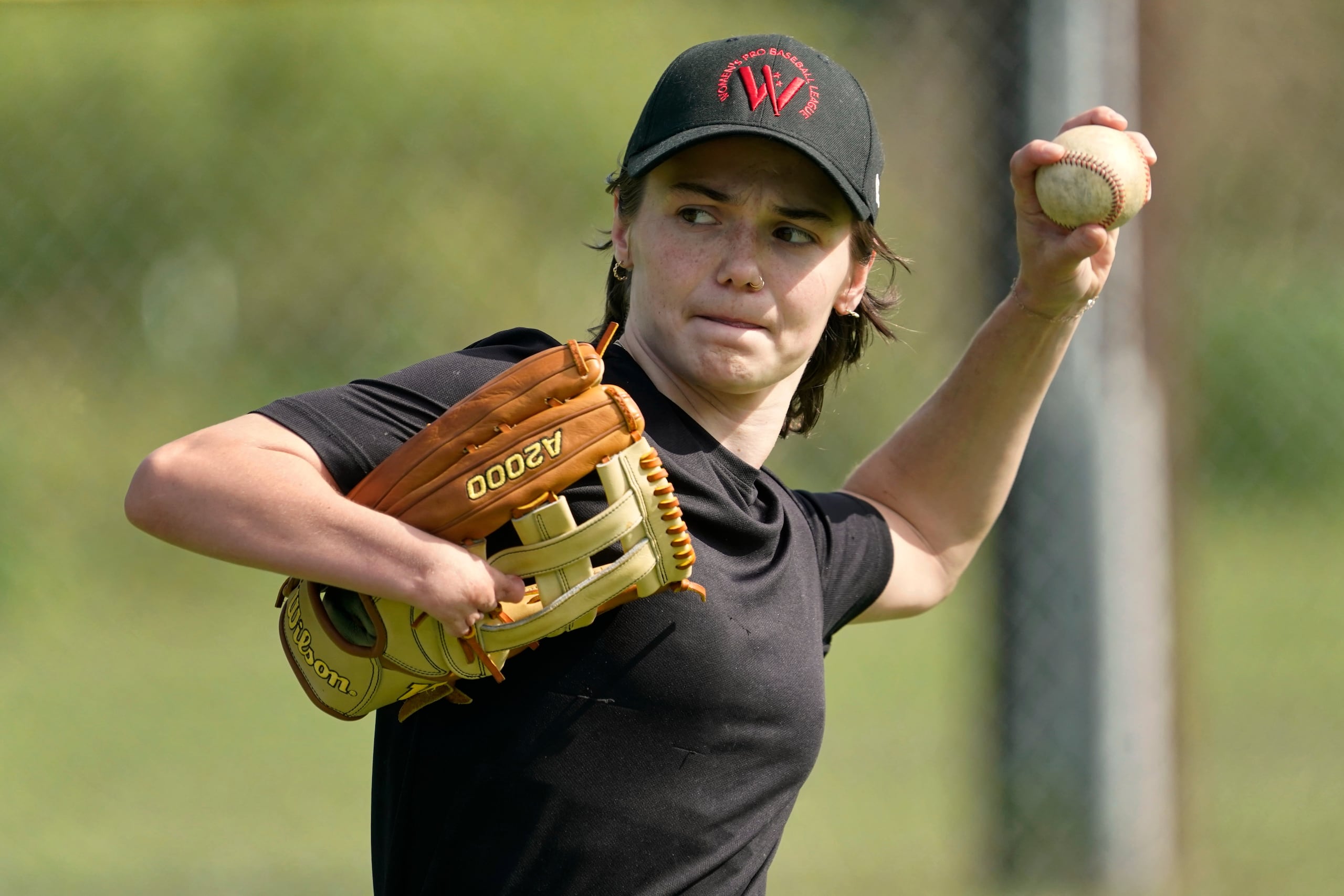 Brittany Apgar, quien nació sin la mano derecha, practica en un campo de Greensboro, Carolina del Norte.
