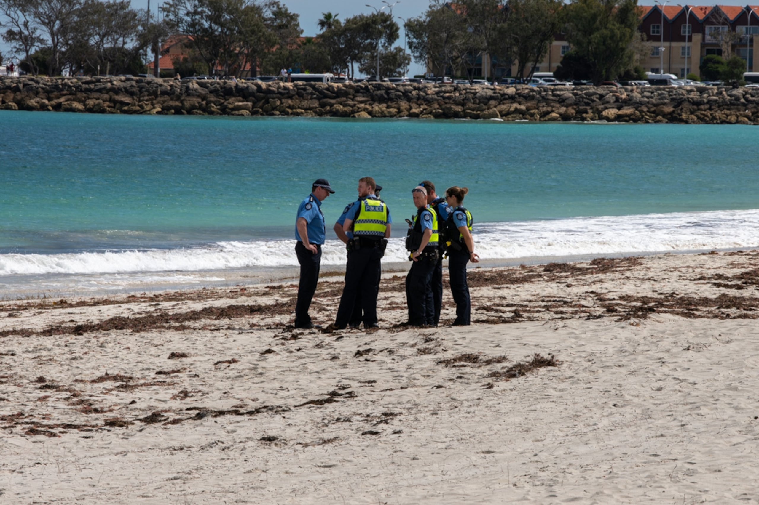 Agentes de la Policía permanecen en la playa de Sorrento, en Perth, Australia, el viernes 18 de septiembre de 2026, tras un ataque mortal de tiburón.