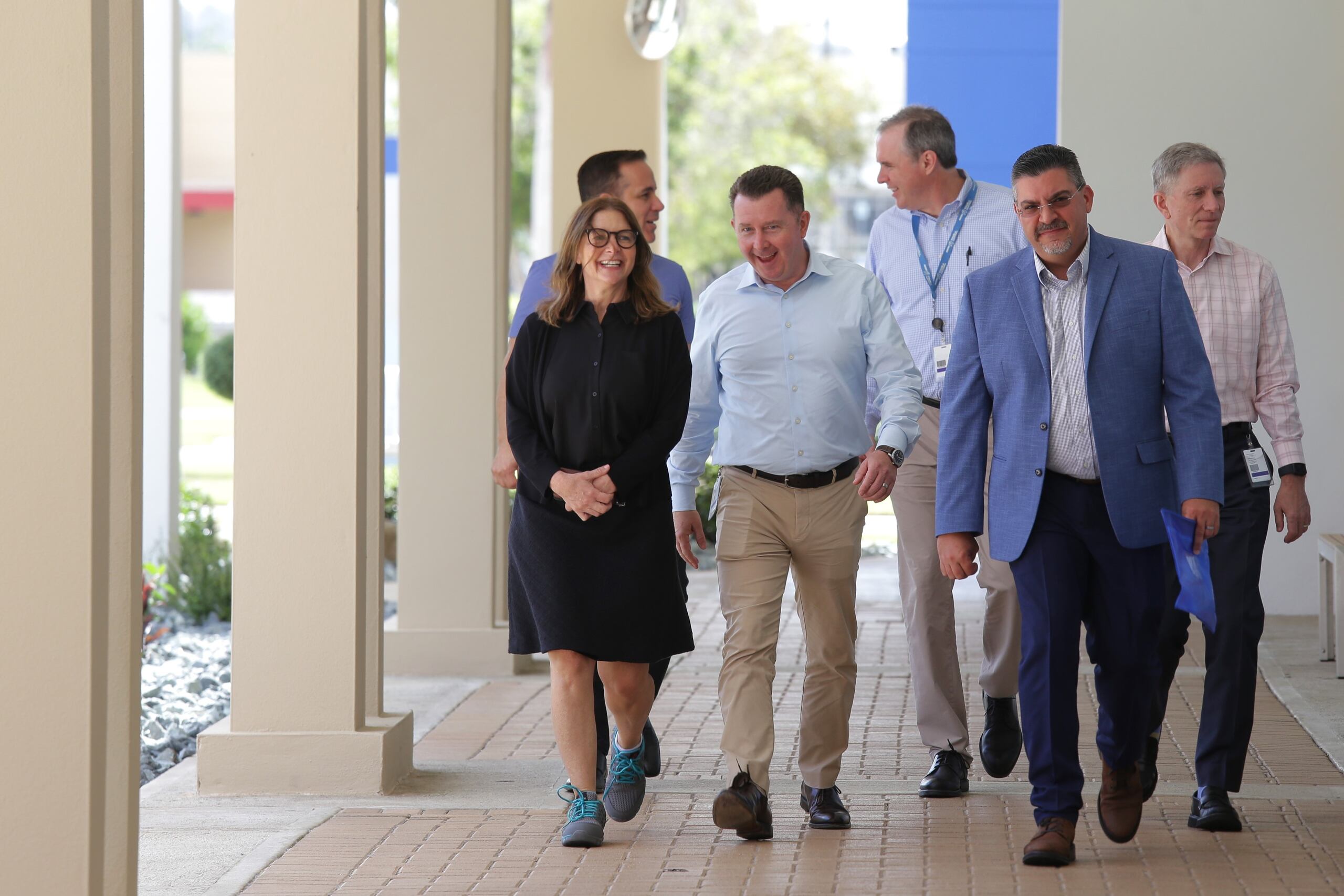 (A la derecha, en chaqueta azul) Alberto A. Nido Silva, vicepresidente asociado de Manufactura para el negocio de Formulación, Llenado e Inspección de Amgen Manufacturing Limited LLC.