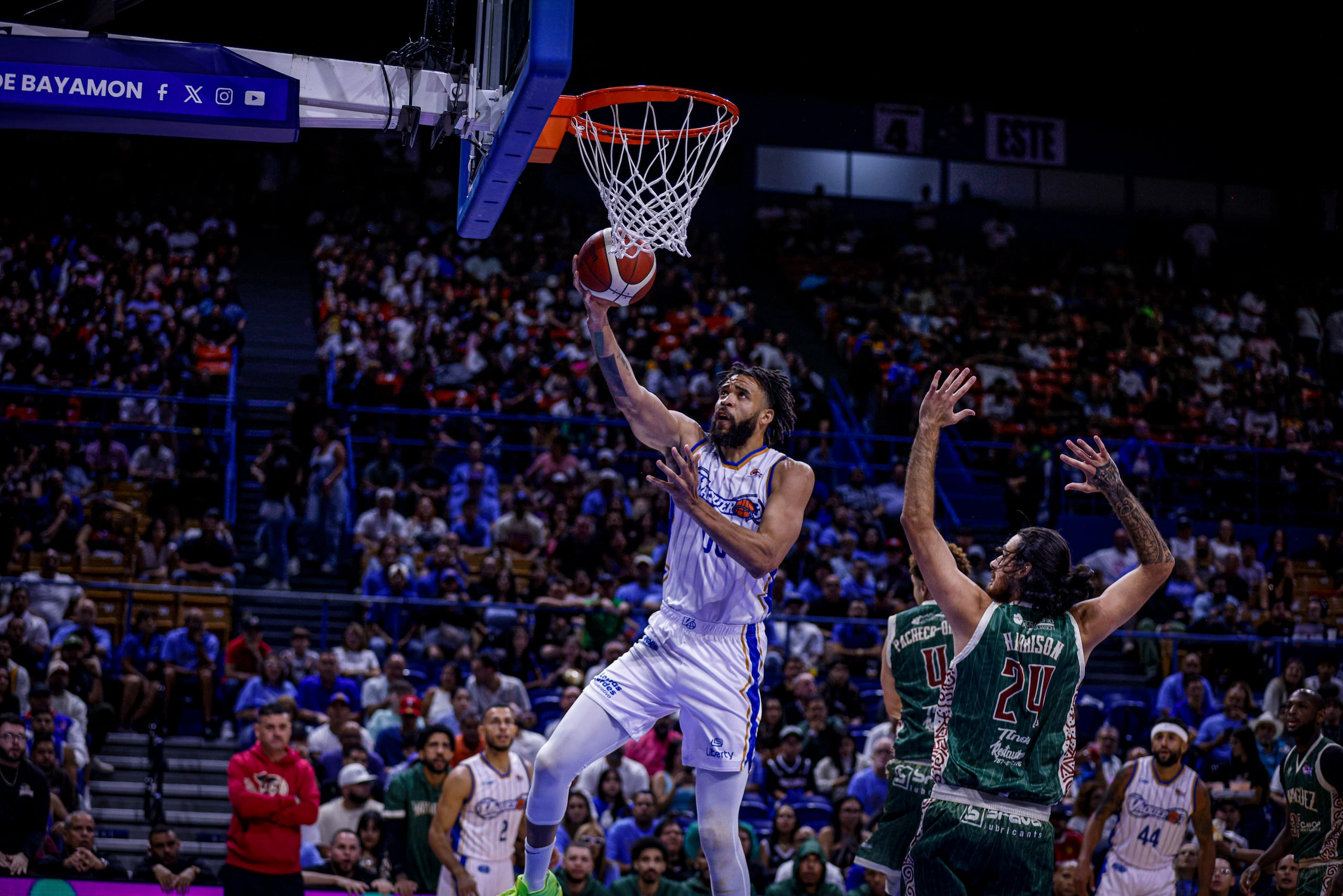 JaVale McGee ataca el canasto durante su primer juego en el BSN.