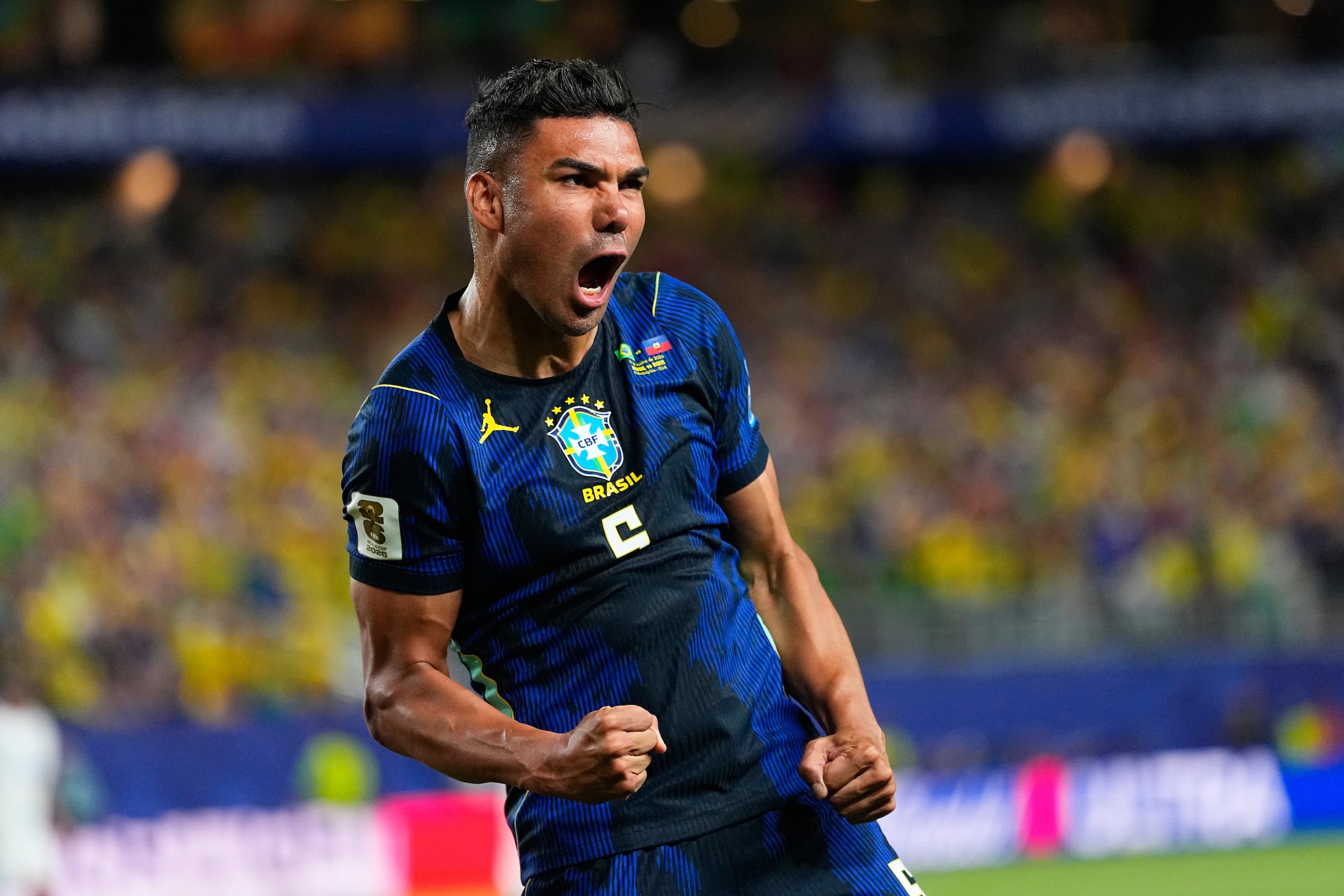 Casemiro celebra tras el segundo gol de Brasil en el partido contra Haití en el Grupo C del Mundial.