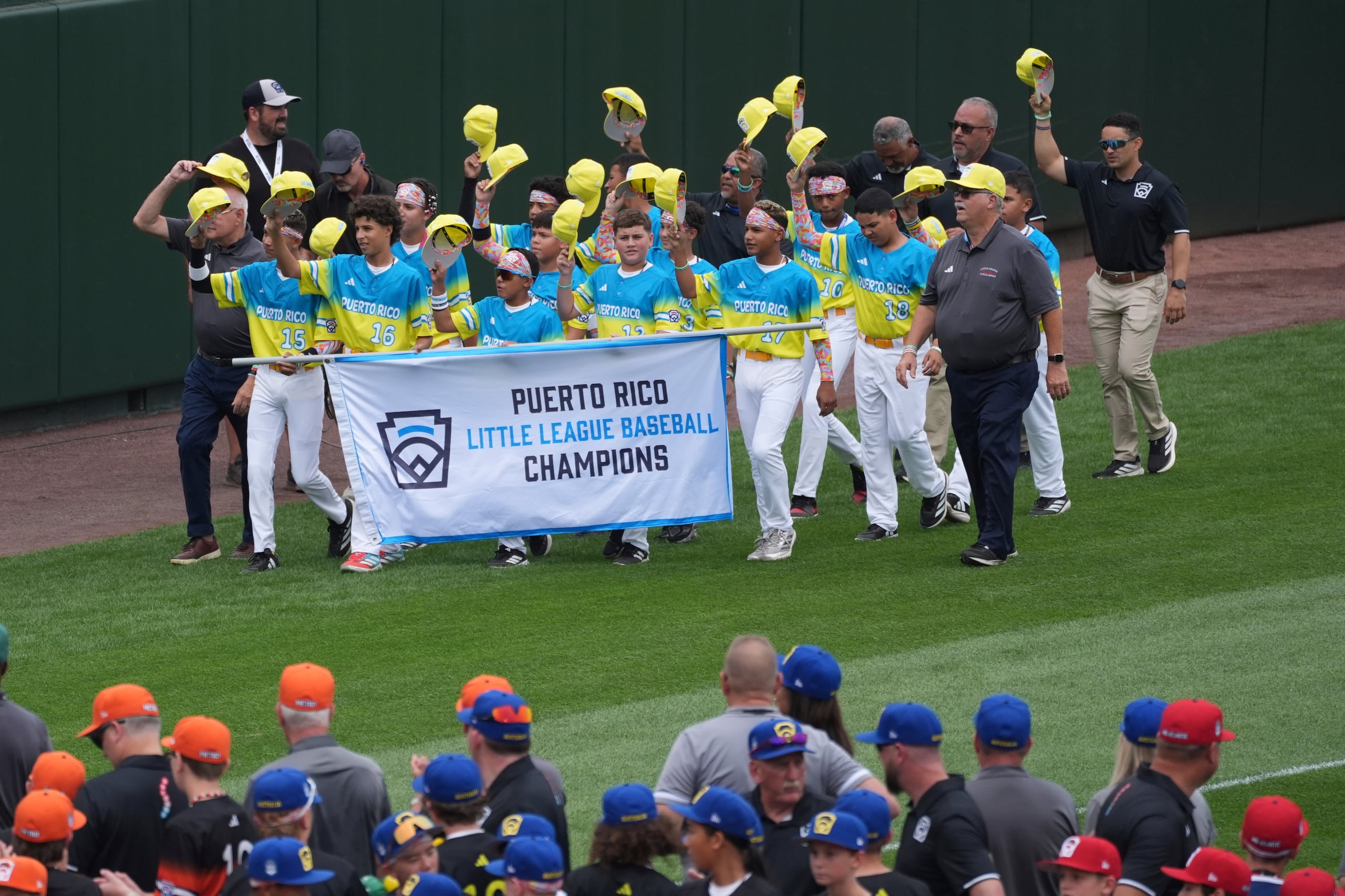 Aquí aparece el equipo boricua al momento de hacer su entrada en la inauguración del torneo.