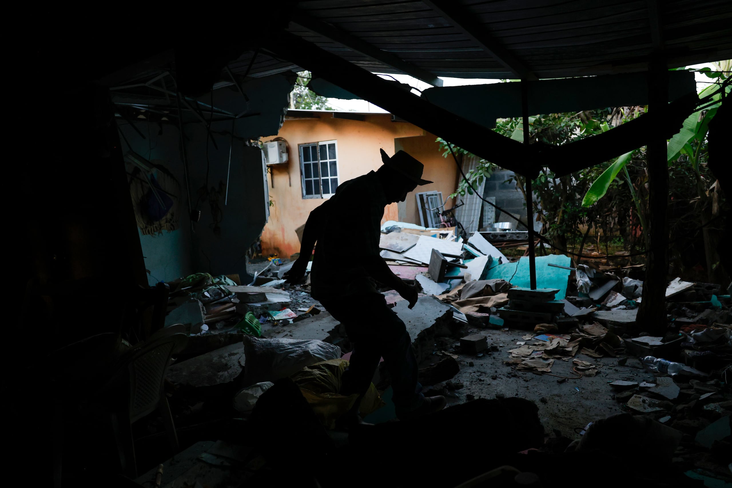 Pedro Frías Castillo camina al interior de su casa este miércoles, donde vivía con su esposa Elena Barría Vargas, en Macaracas, provincia Los Santos (Panamá). EFE/ Bienvenido Velasco