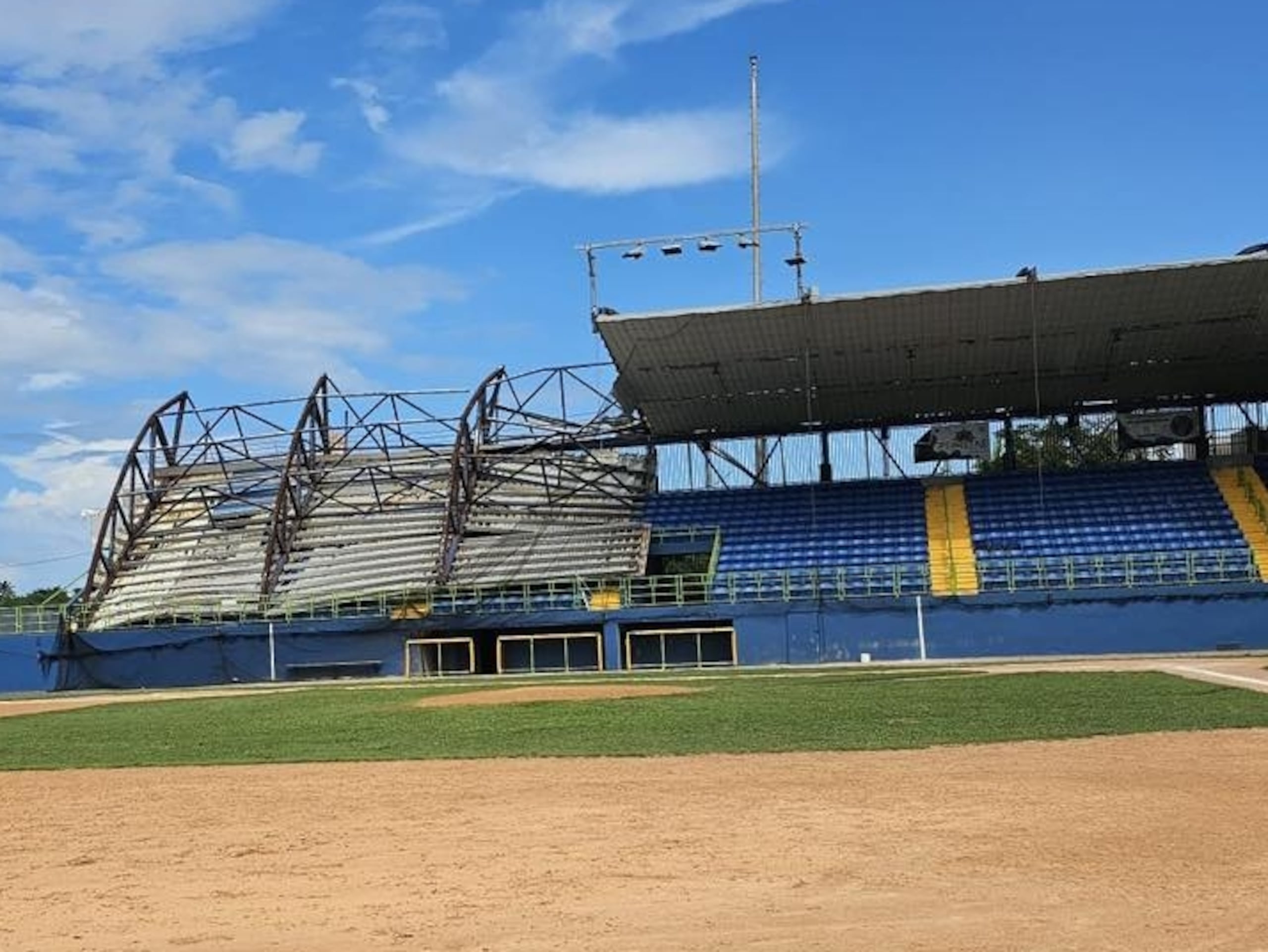 Imagen del techo del Estadio Cheo López de Camuy.