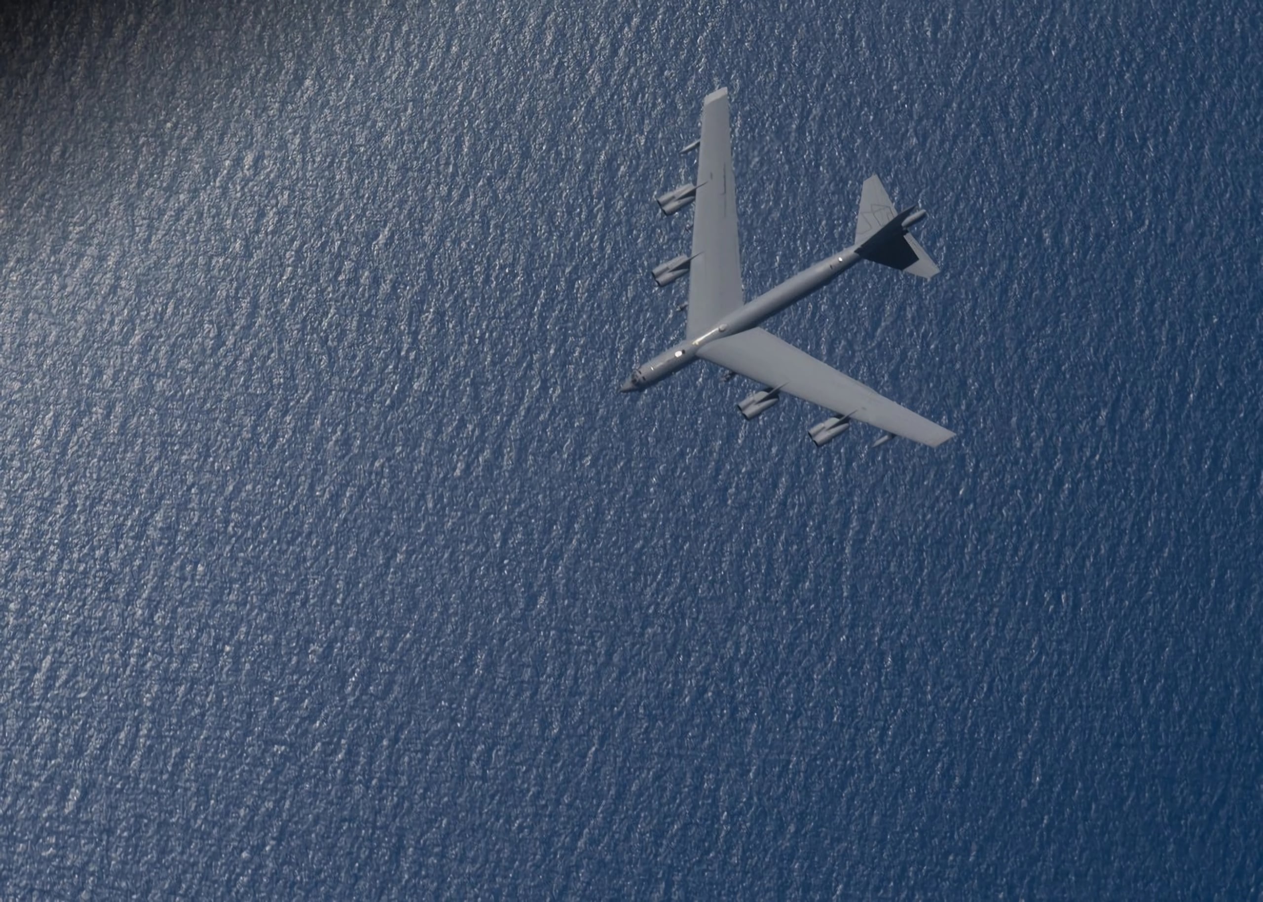Fotografía tomada de la cuenta oficial @AFSOUTH en la red social X del Comando Sur de las Fuerzas Aéreas de los Estados Unidos que muestra un bombardero de largo alcance B-52H del equipo de la base aérea Minot realizando una demostración de ataque el 24 de noviembre en el Mar Caribe. (EFE/ @AFSOUTH /SOLO USO EDITORIAL/NO VENTAS/SOLO DISPONIBLE PARA ILUSTRAR LA NOTICIA QUE ACOMPAÑA/CRÉDITO OBLIGATORIO)