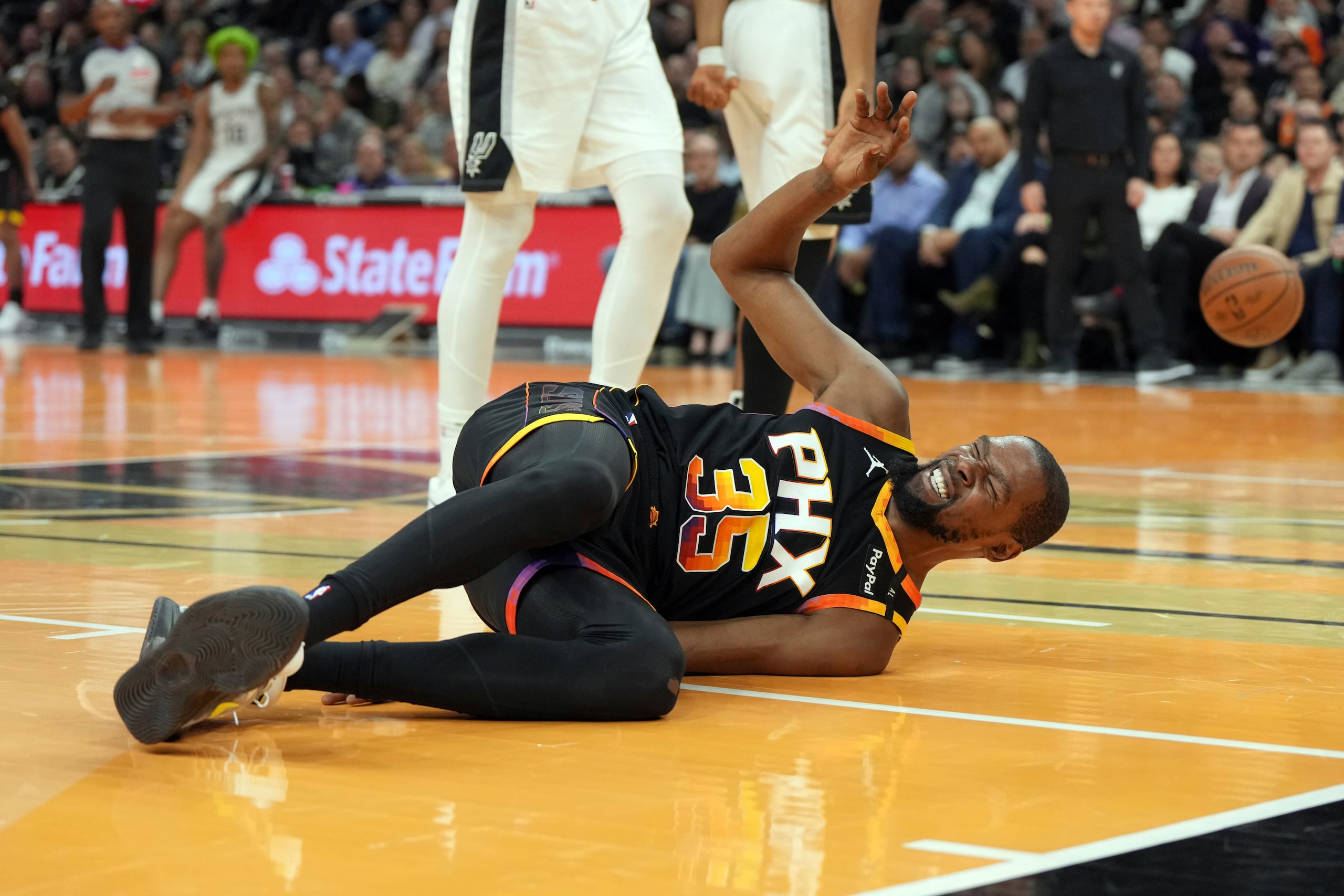 Kevin Durant de los Suns de Phoenix tras sufrir una caída durante el partido contra los Spurs de San Antonio, el martes 3 de diciembre de 2024, en Phoenix. (AP Foto/Rick Scuteri)